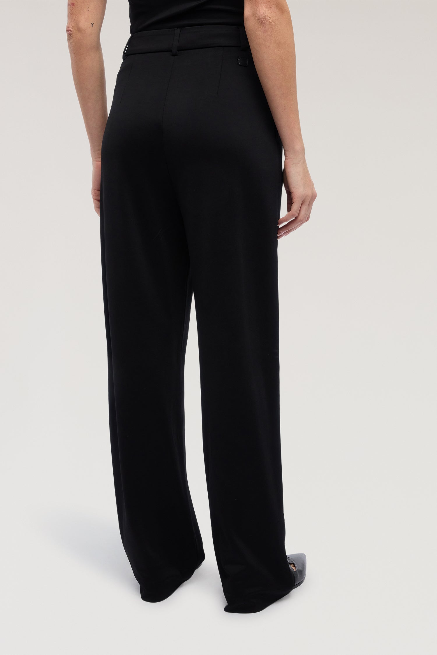Pantaloni ampi in tessuto fluido 2|ed0b44683da897947eb4a878c1eebda677a6b50cb62b28191e652514baeeacf7