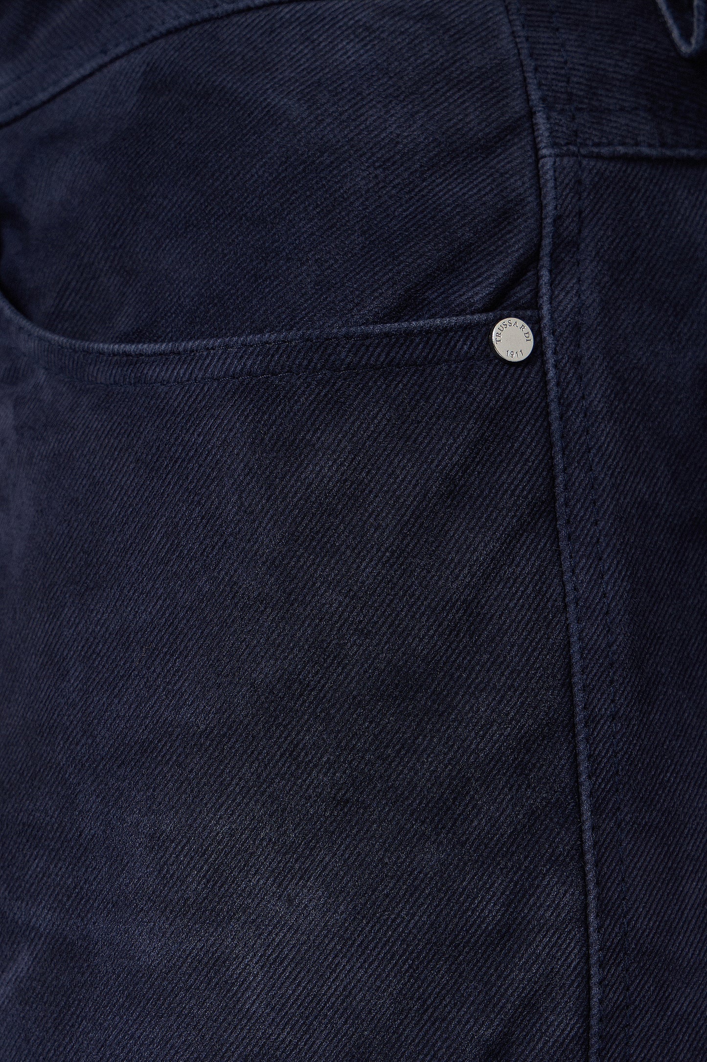 Pantaloni Straight 390 5 tasche in suede effetto denim 3|62949d7379a1927de4e05158e944b0b09bdf6d7356a61f7bf159e29a4763a231