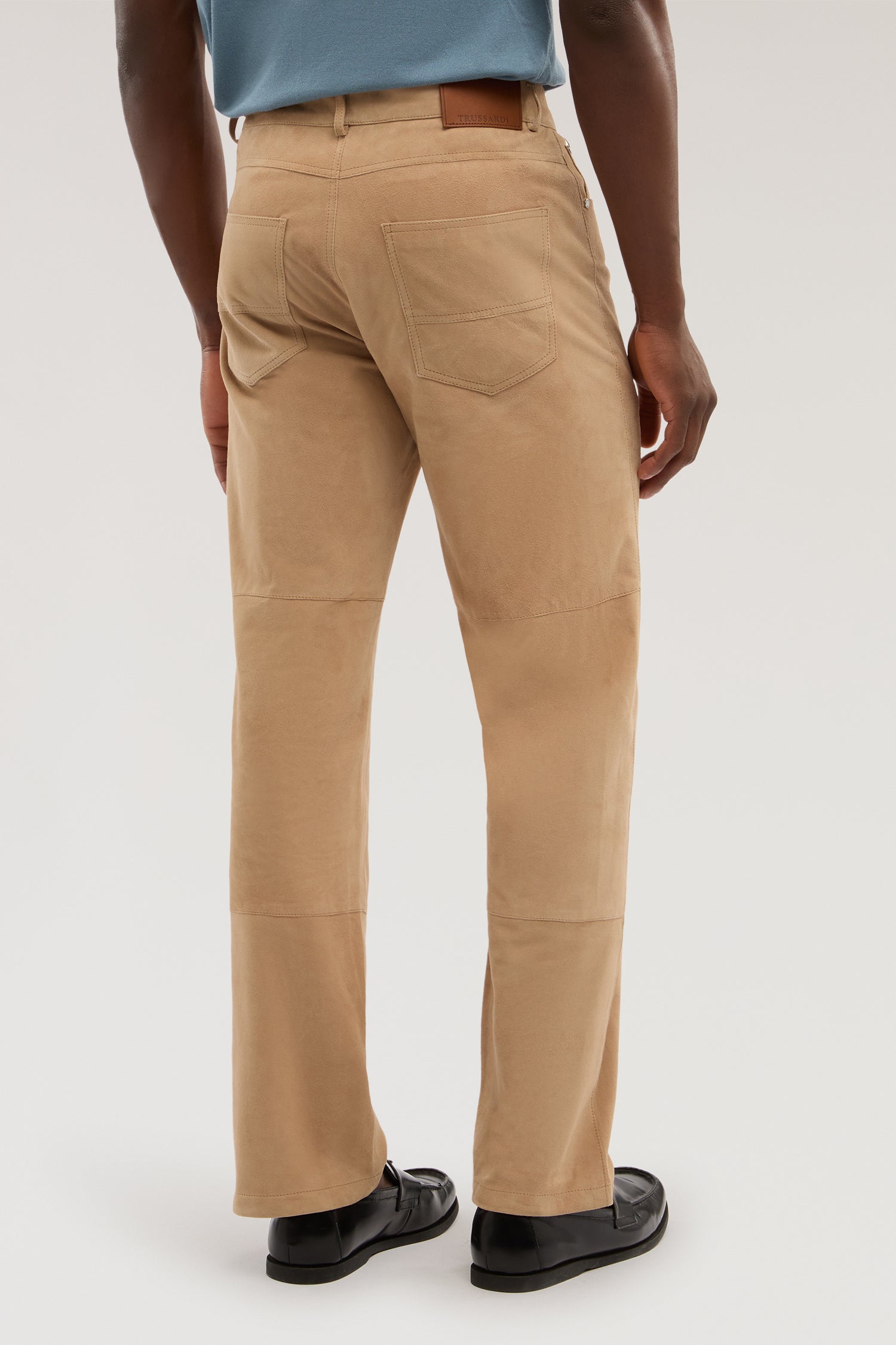 Pantaloni 5 tasche straight fit in suede 2|8a21b4302f2cf1ab944c0073b6e44fdd4bbec9064e77e865eca6fbe5680d358c