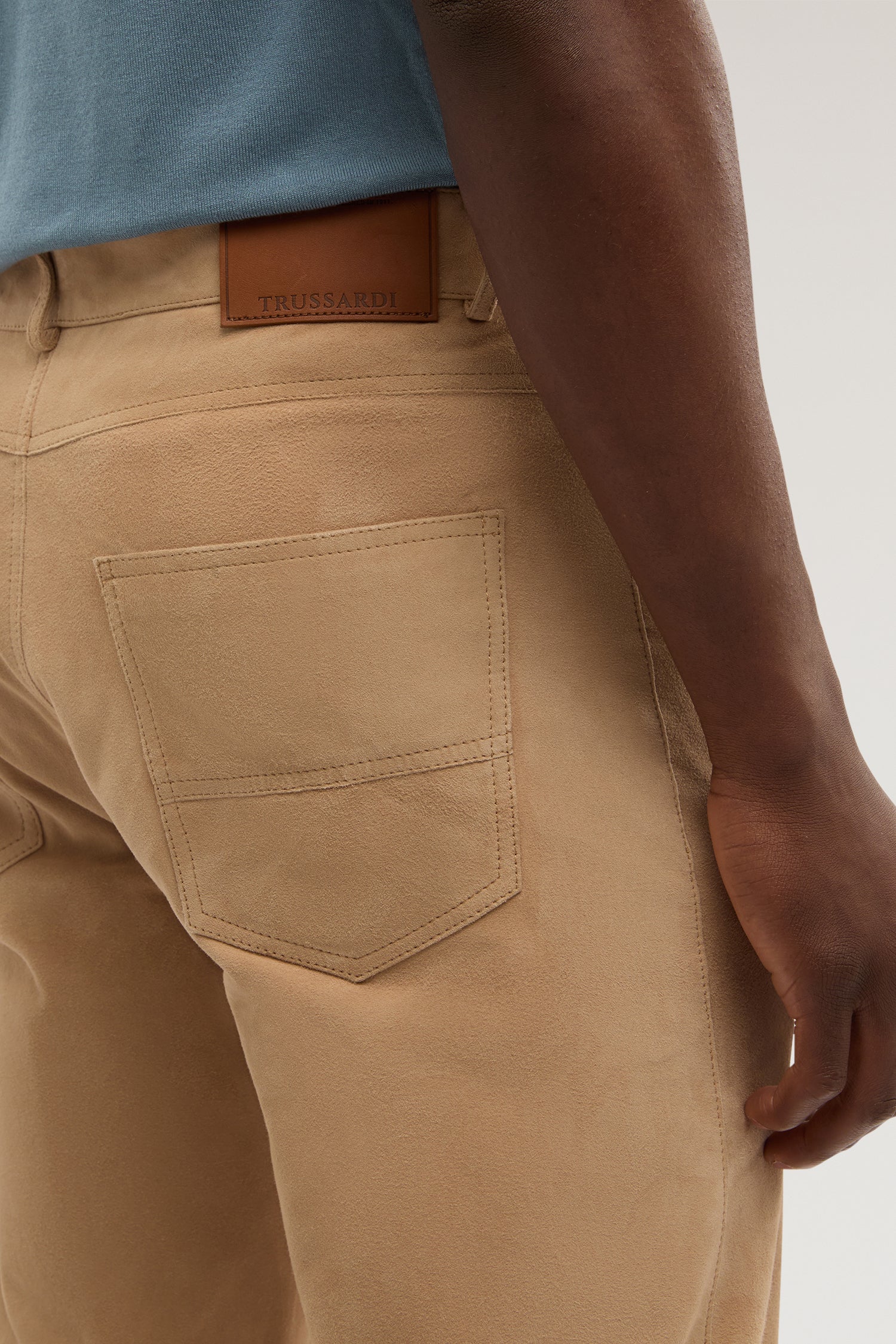 Pantaloni 5 tasche straight fit in suede 3|a26941eb4b5da9ea150260cd860b07841bd0174dc163e7c525fc13ba01e05071
