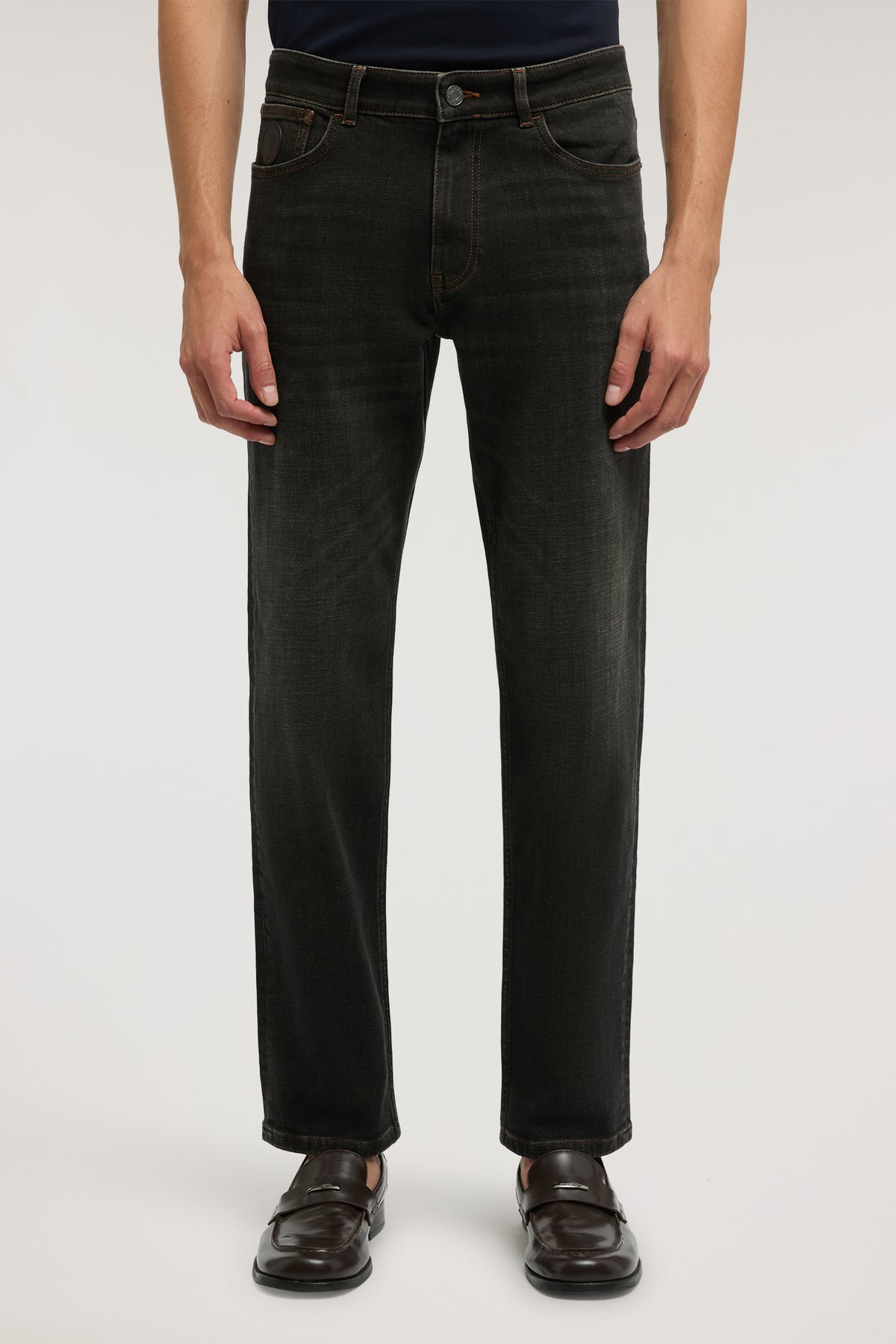 Jeans 380 Icon regular fit in denim sovratinto con patch in pelle 1|5754445a0c3ece25466abcc515ac2ea73c9fbe82975b30a9a57c6ff943586354