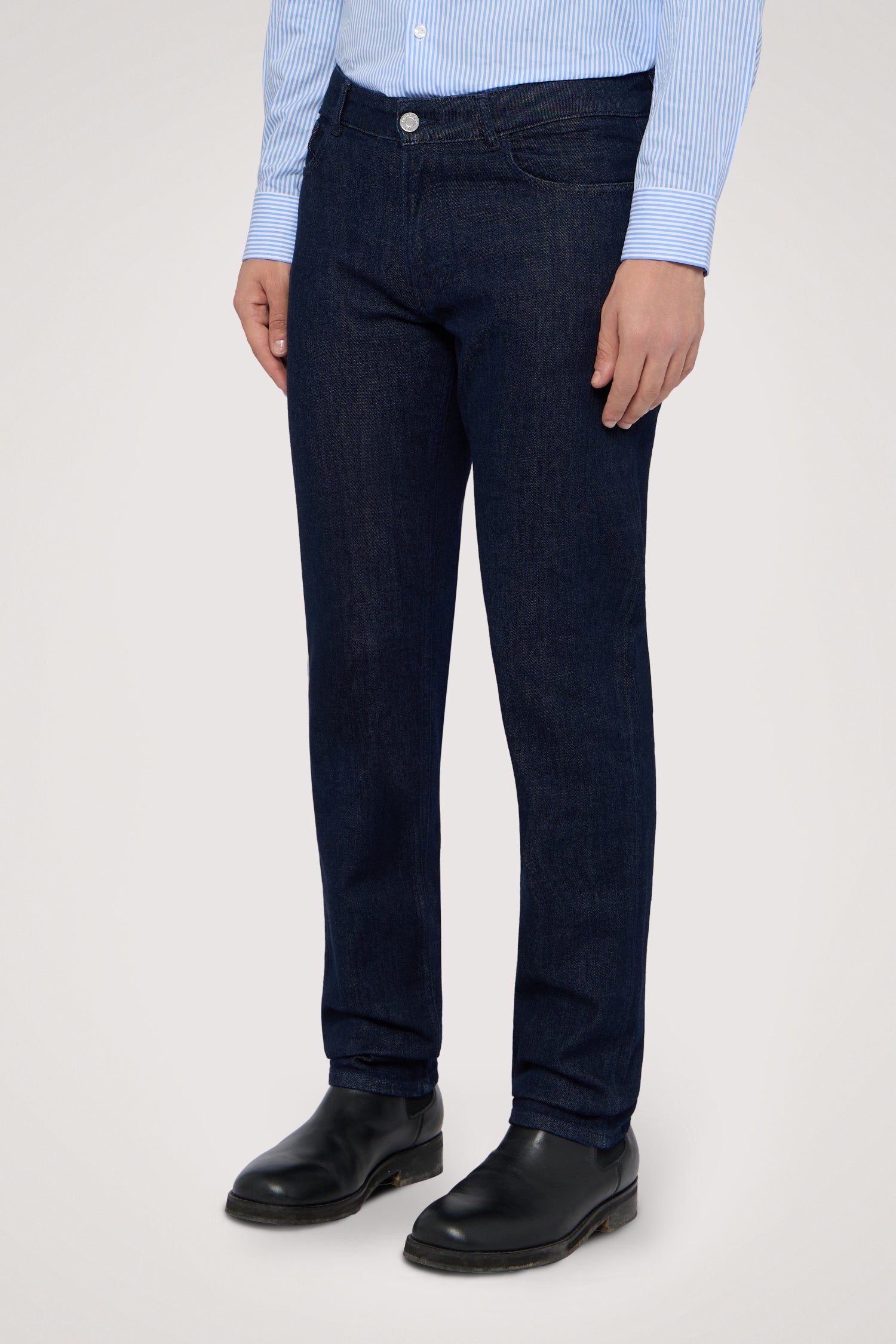 Jeans Slim 370 in denim rinse 1|f28248e9640125186cdcd25dbf71c37c04986bef83190554e6233d40ed095a8c