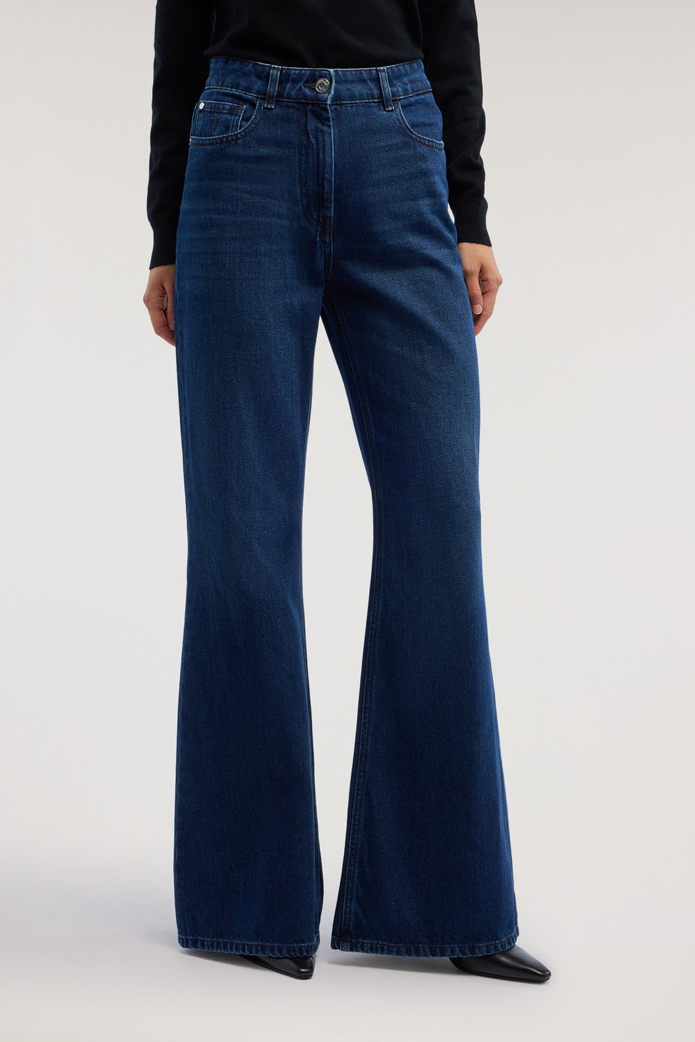 Jeans Flare in denim stonewashed con baffi 2|b5015109eca2c61bac6170d9f17aba173abbf1f5a4bd5d8d841edd7deb89f45a