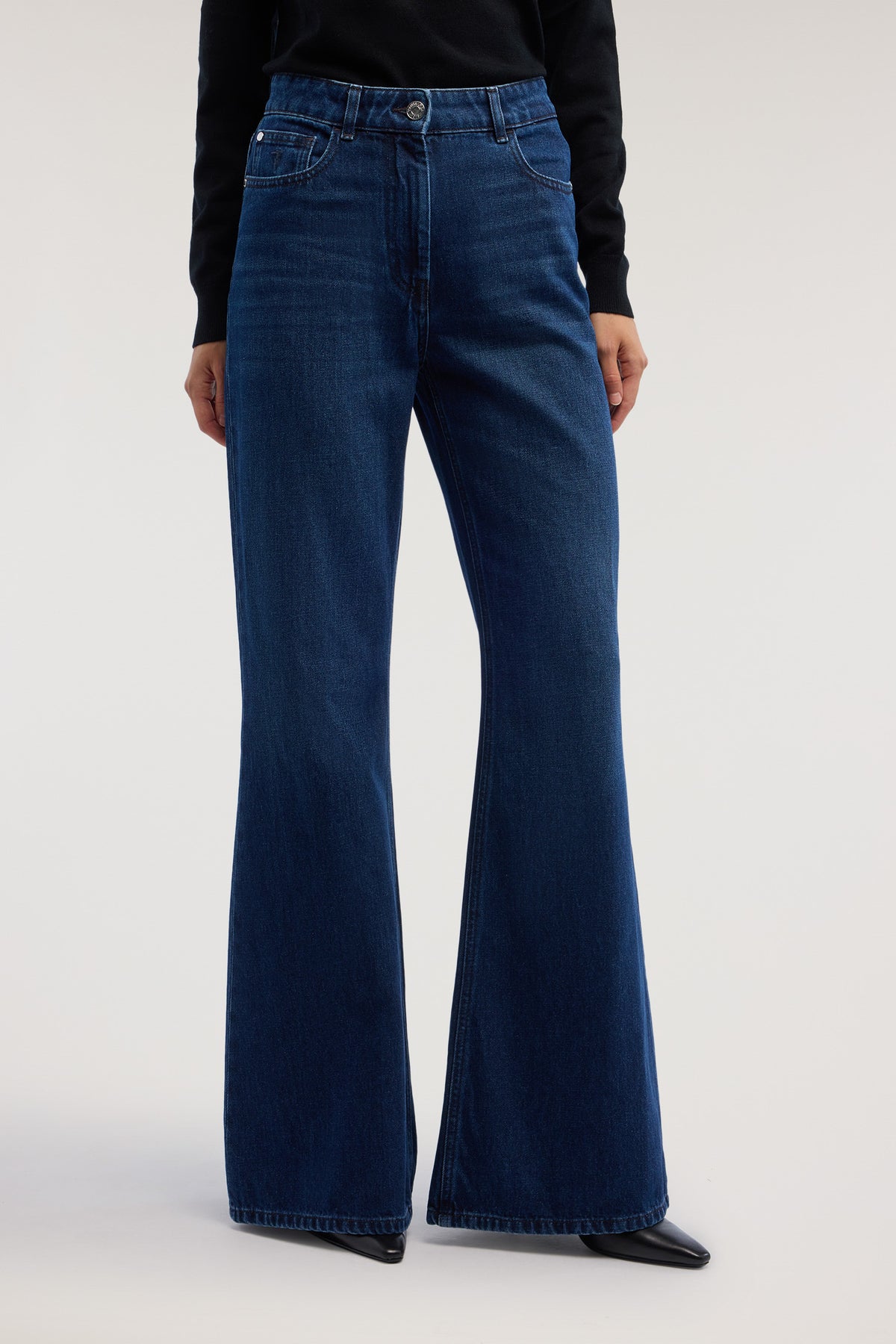 Jeans Flare in denim stonewashed con baffi 2|b5015109eca2c61bac6170d9f17aba173abbf1f5a4bd5d8d841edd7deb89f45a