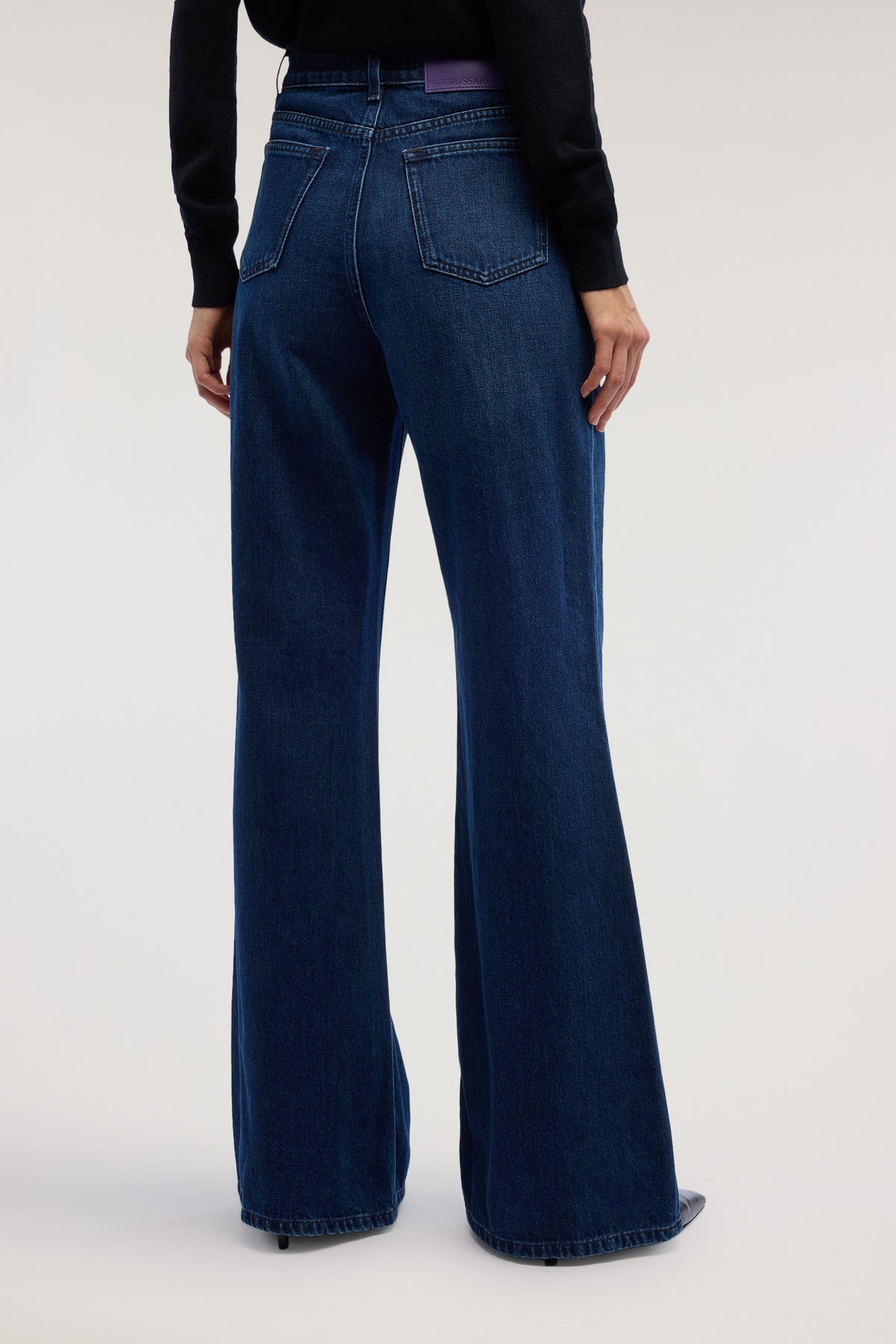 Jeans Flare in denim stonewashed con baffi 3|cb78c04520f14b1ba7ef6f371cfb4423b6be22183cc36b53fd88dab4690a4f38