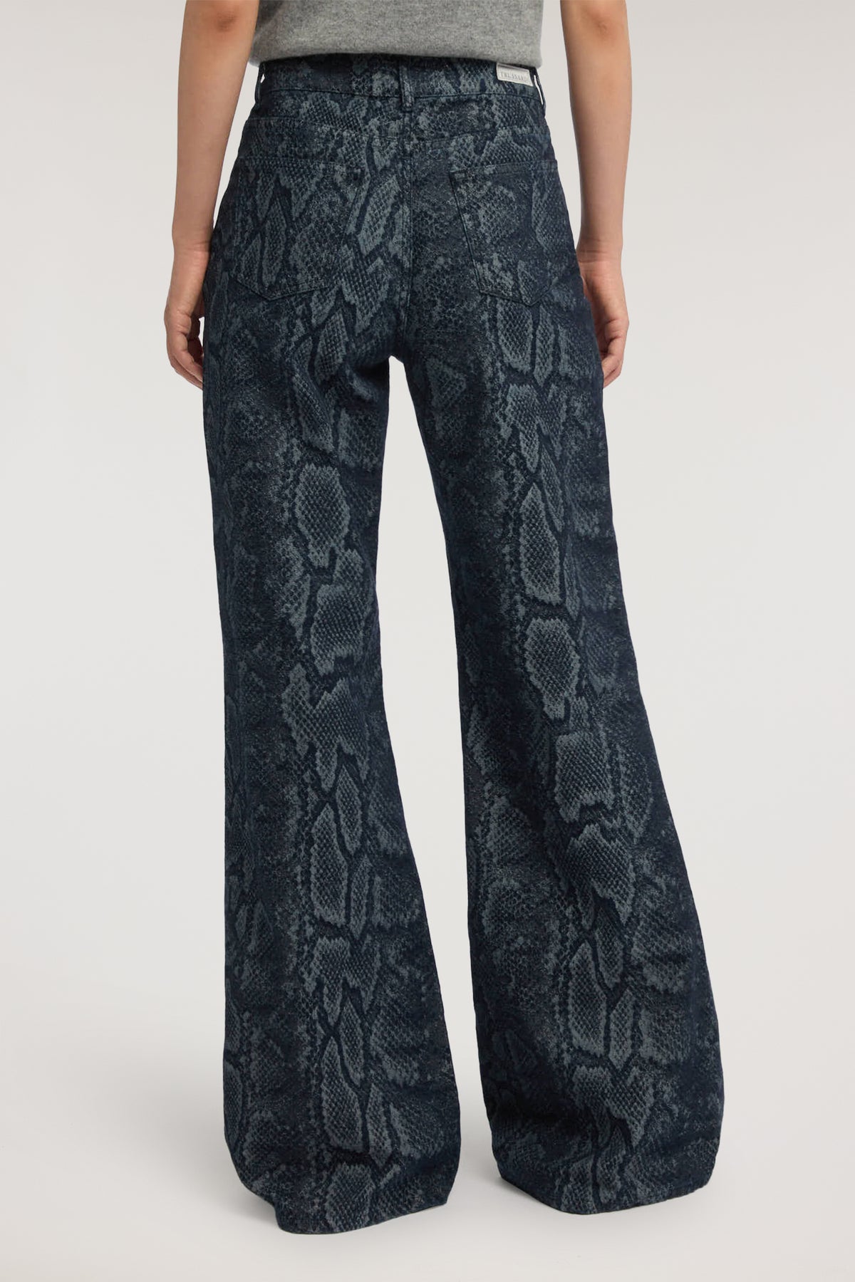 Jeans Flare 132 in denim con stampa pitone 1|8492da562f19ec555bf427652f9d43df7bb1963b664f9afa69e4b5fa7d83f4d8