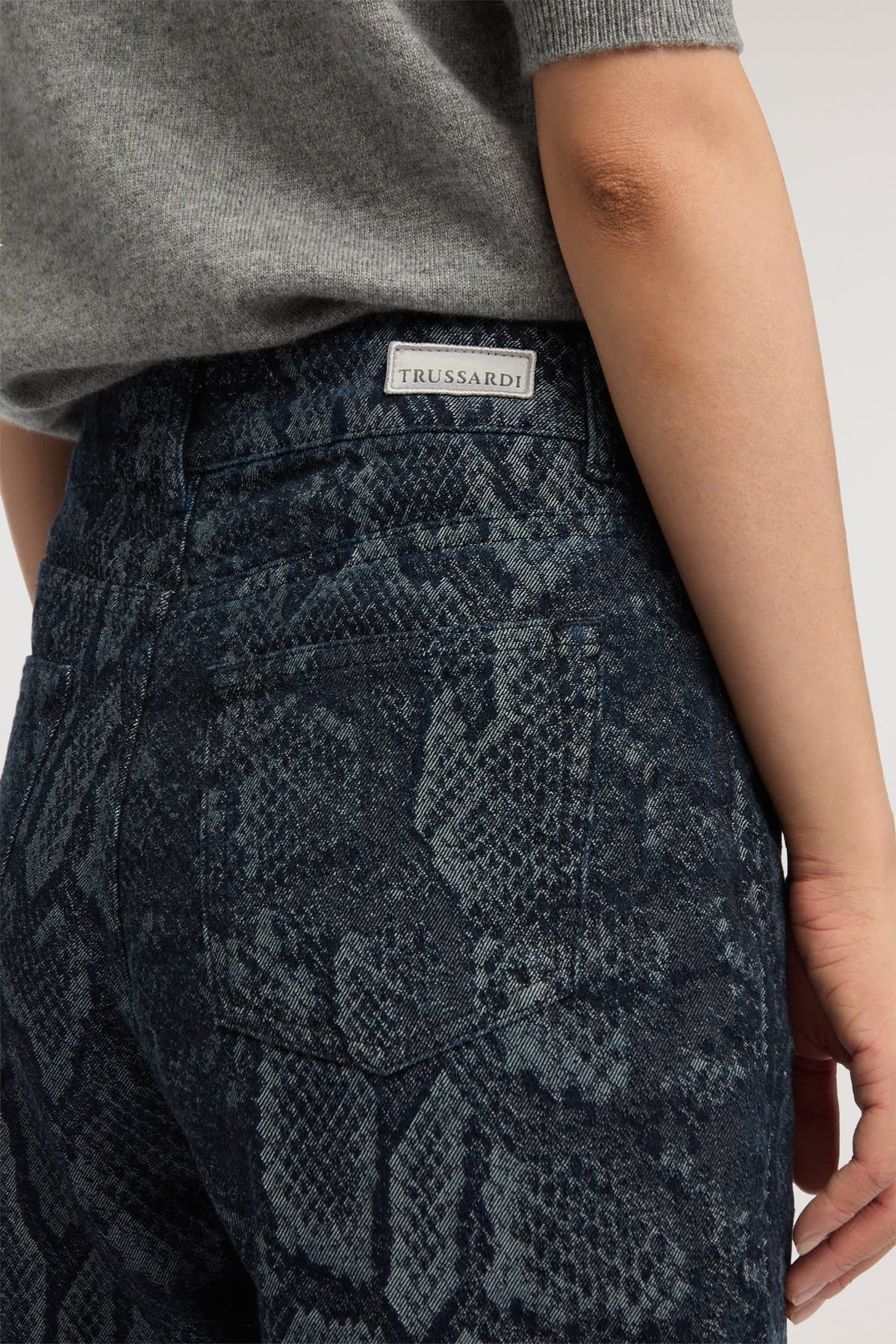 Jeans Flare 132 in denim con stampa pitone 3|51b91b82784a2e54912609a53737c9dff676abcce276c31c6c80aa2f8b17fe2a