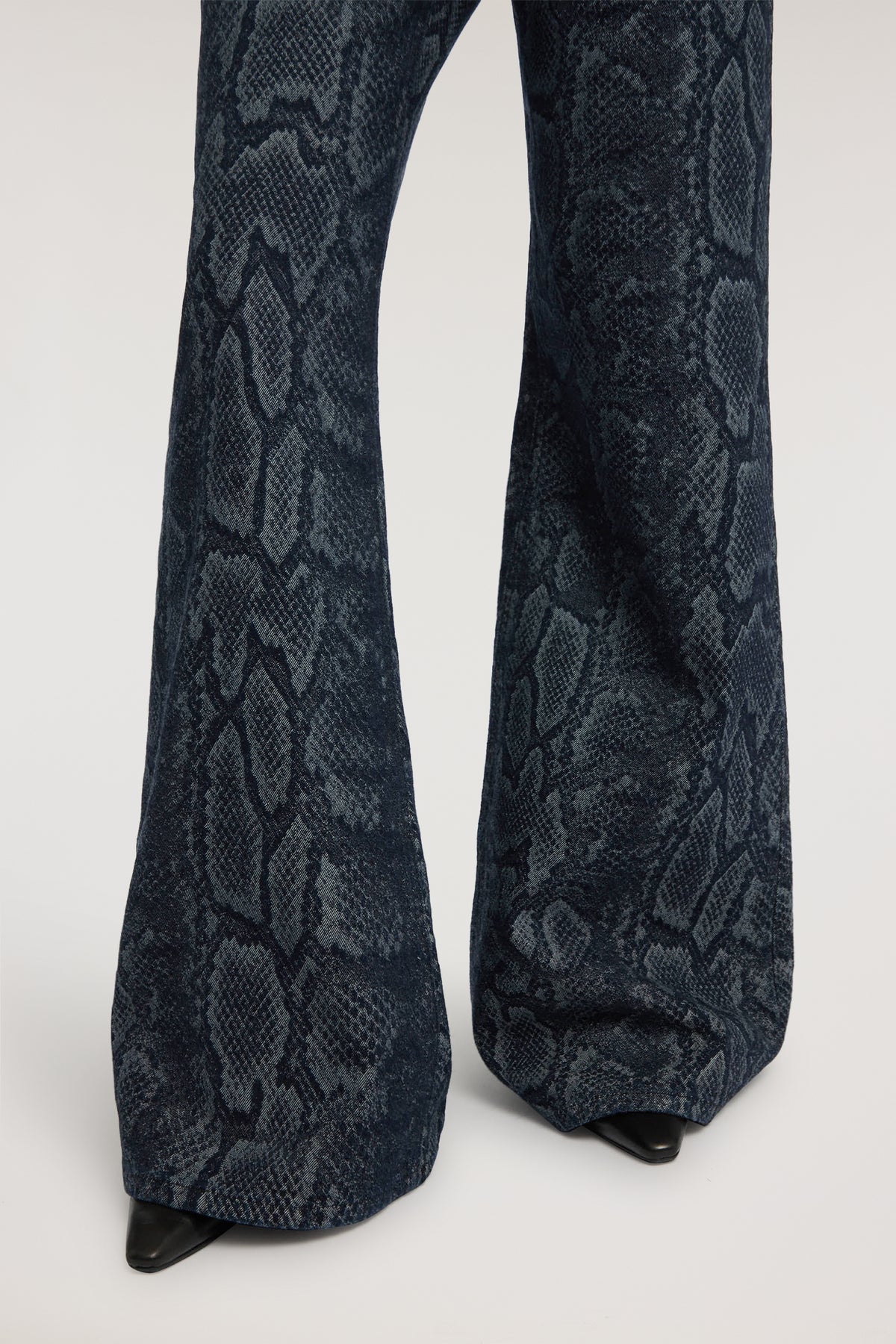 Jeans Flare 132 in denim con stampa pitone 4|b76f20c79eecbdb9244a2540855b0615f18f9477c73684c70b324291a287e3e9