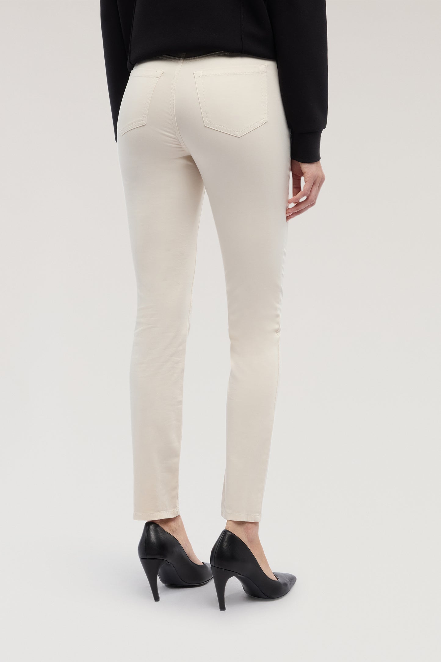 5-pocket The Skinny 105 in satin leggero  2|c9ba75561146c944b2b7d86564ea2b25037a82de54b6baae6bfbca4b7711a089