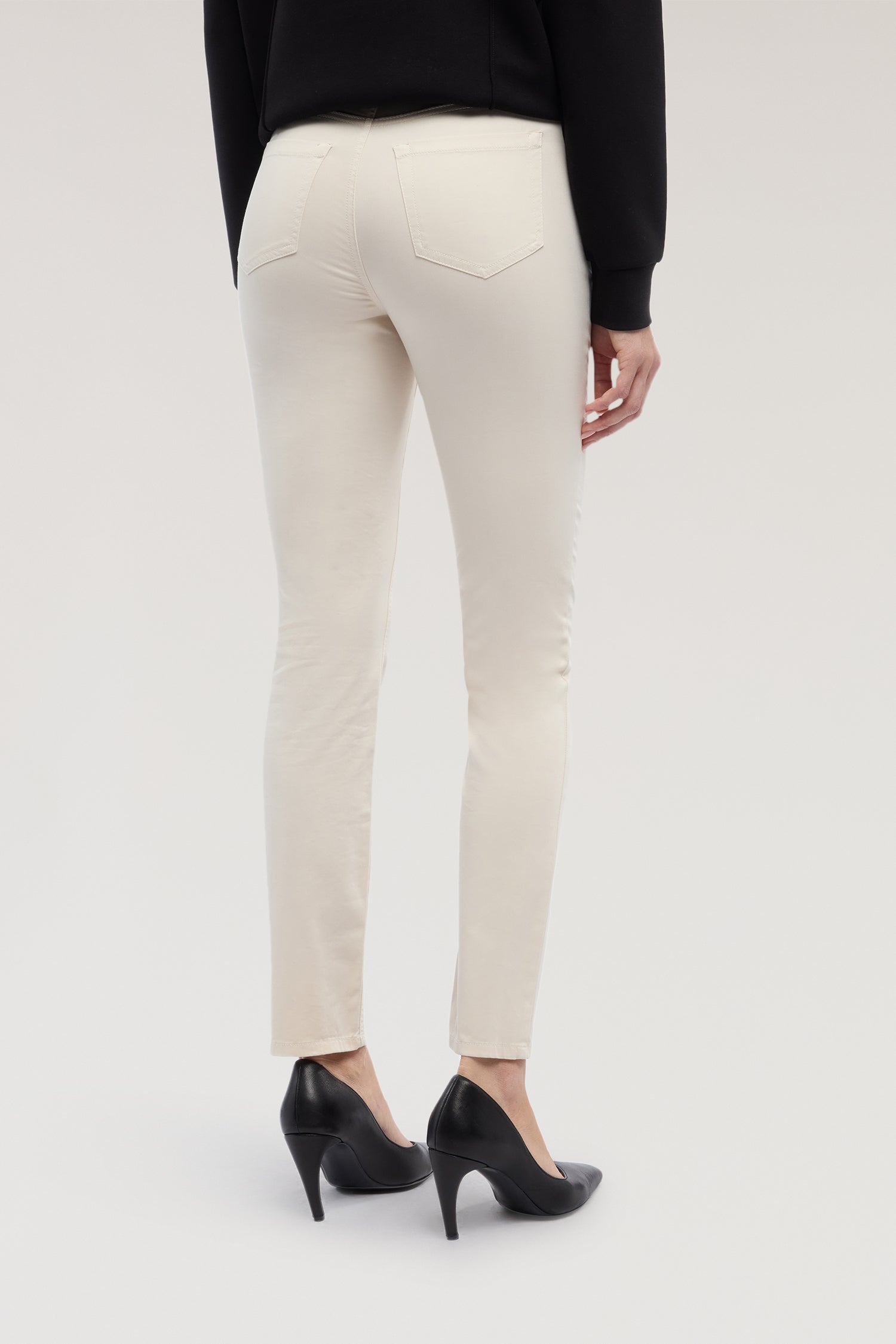 5-pocket The Skinny 105 in satin leggero  2|c9ba75561146c944b2b7d86564ea2b25037a82de54b6baae6bfbca4b7711a089