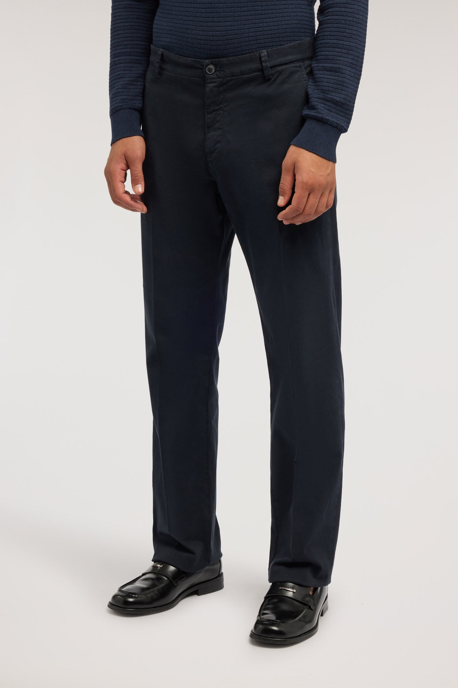 Chino 302 Regular in raso di cotone 1|00d1604b2d3a652dc2fd3d5f1bff10e2aec3487dbf4057b7f08aa7365bed44f6