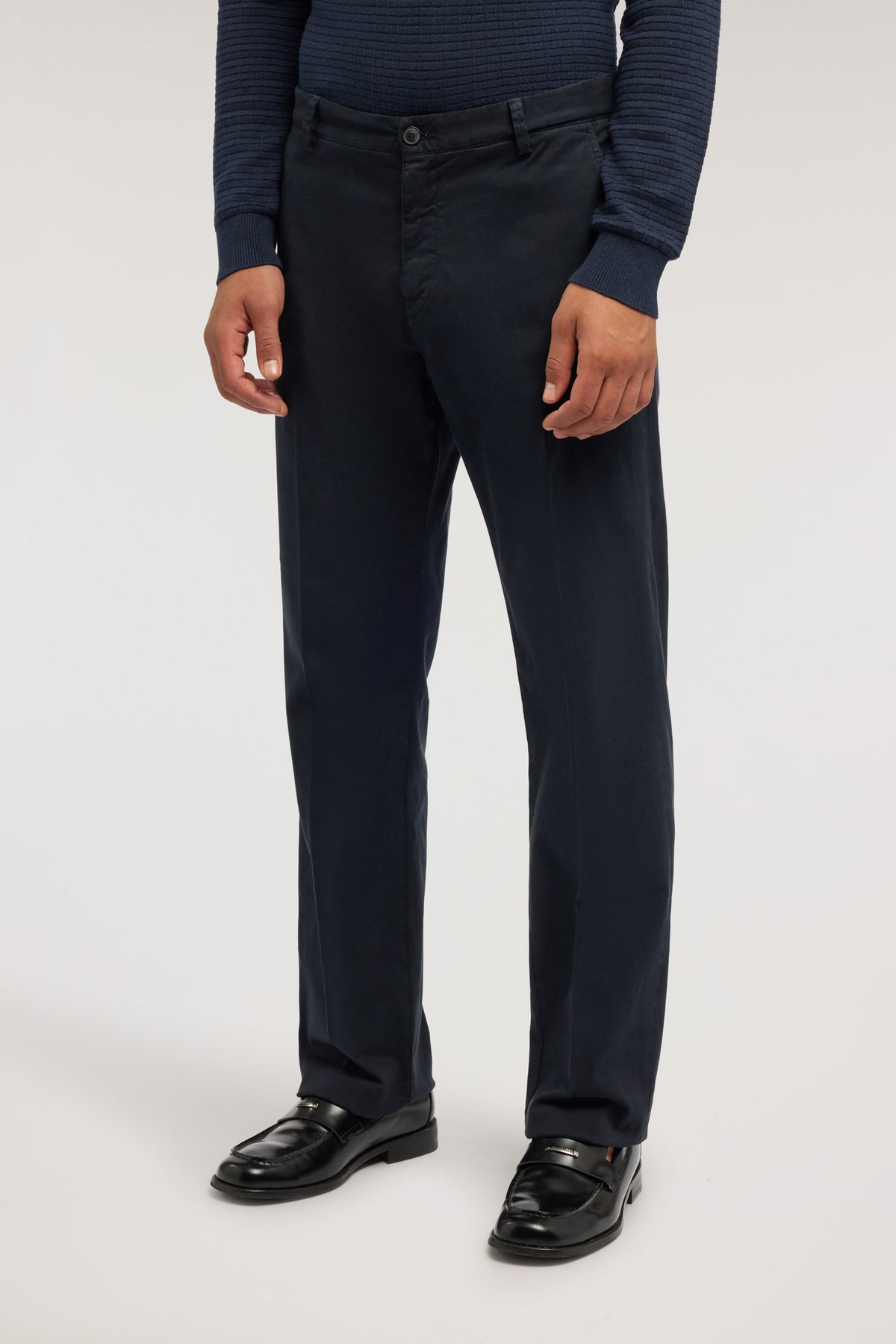 Chino 302 Regular in raso di cotone 1|00d1604b2d3a652dc2fd3d5f1bff10e2aec3487dbf4057b7f08aa7365bed44f6