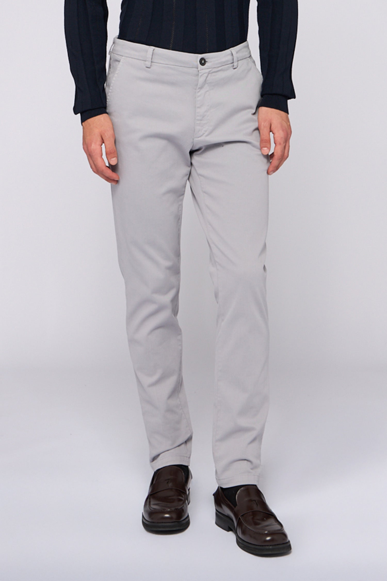 Pantaloni 301 Chino Aviator slim fit in gabardina stretch 1|4bb0641f0ef9e166621d360d9c3be059efc60e5cf2df53723dd67c8b5a6d3573