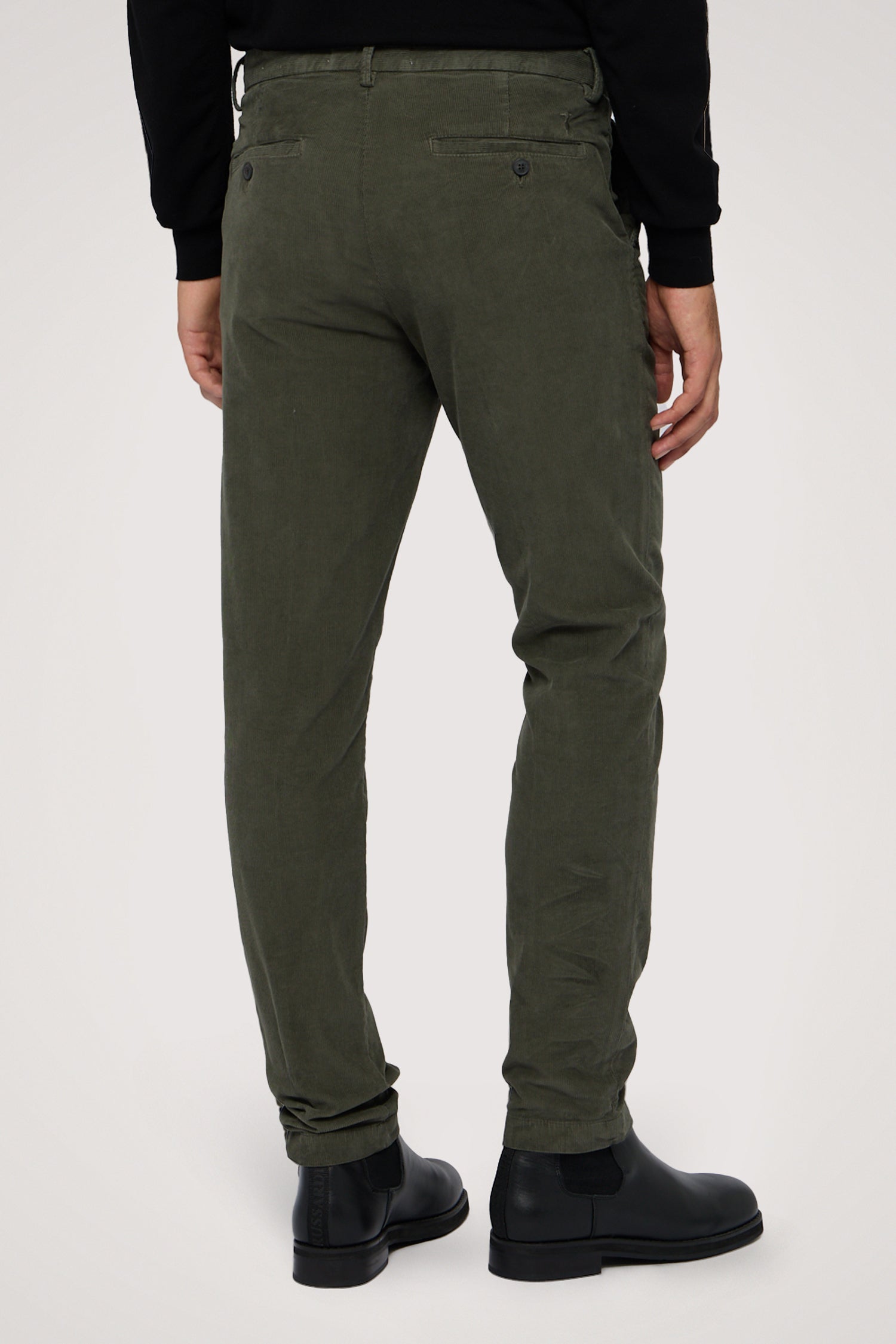 Pantaloni Chino Aviator 301 slim fit in corduroy 2|2108bd87abf7b80c8d0698f30fec459b3ec5f5c2864071209d1f4b5f81377964
