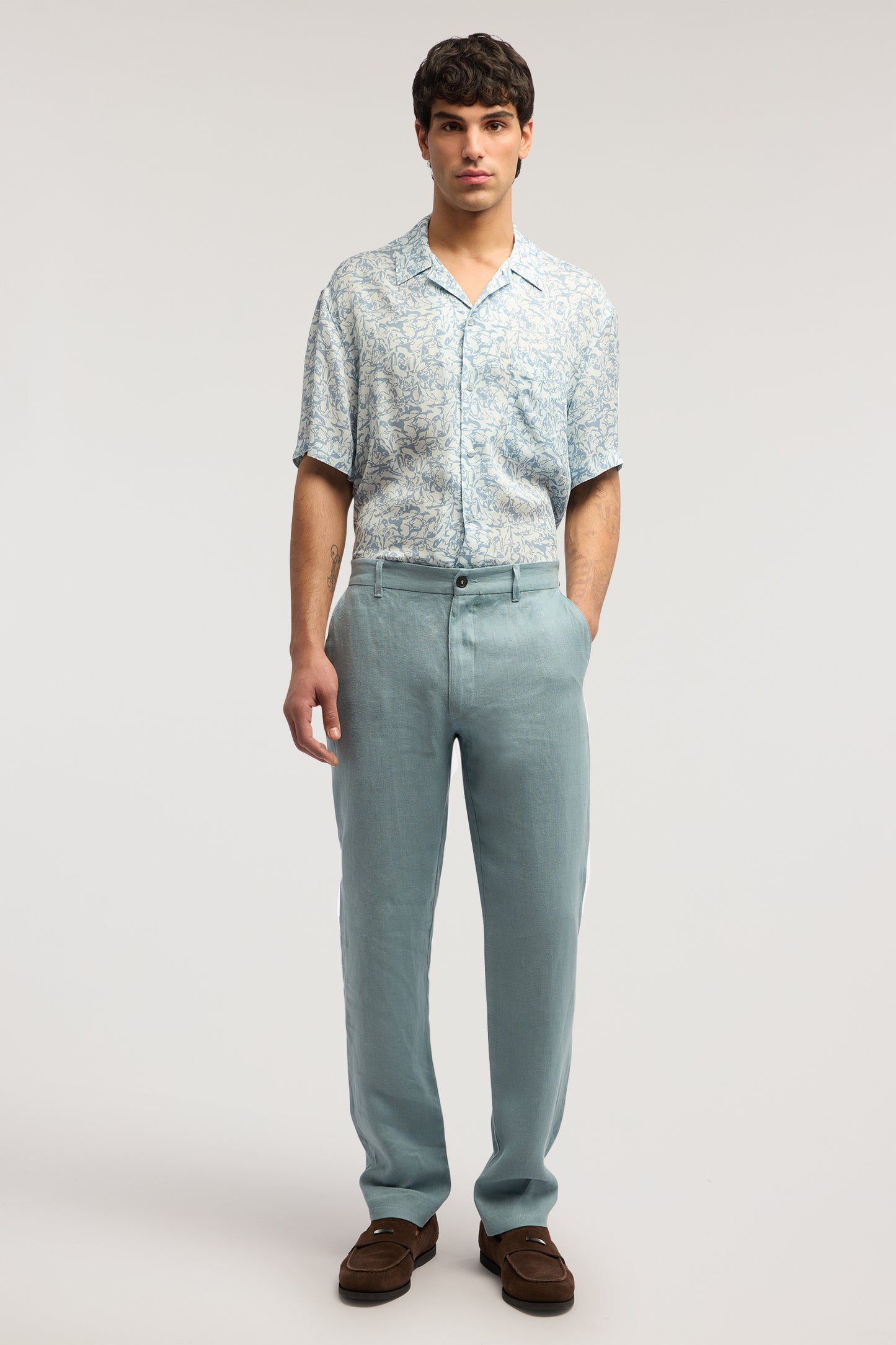 Chino con vita elastica in lino 4|1bb6427969780943410cbc04d4665924f36034ca8a47360efdadb8ee4ae8dbd2
