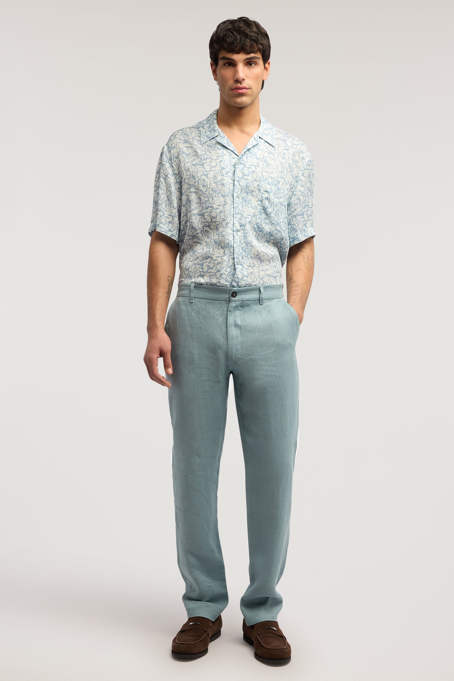 Chino con vita elastica in lino 4|1bb6427969780943410cbc04d4665924f36034ca8a47360efdadb8ee4ae8dbd2