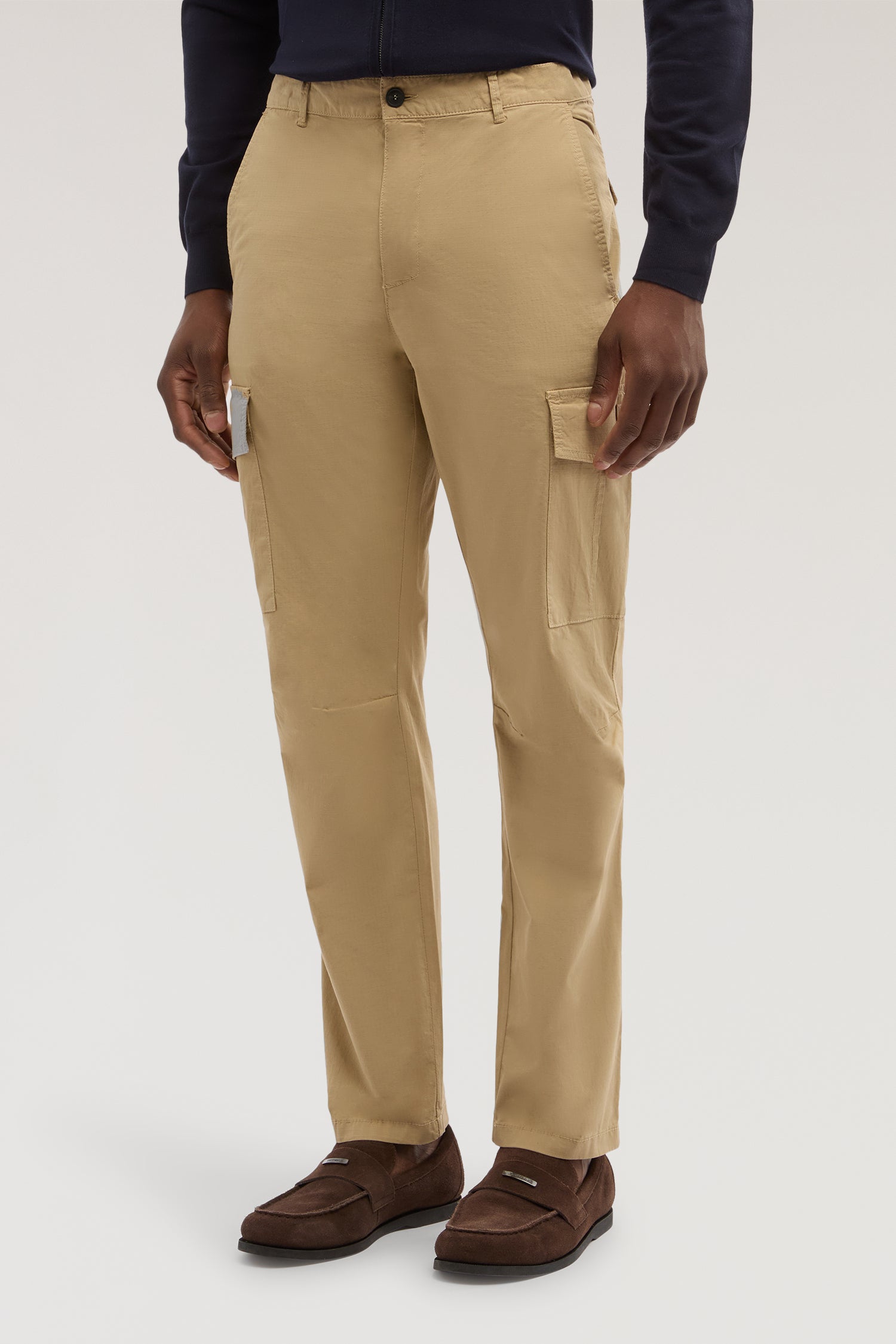 Pantaloni cargo in cotone 1|b230c8f18093c30db7b5ecf2d80c64e5a0890a1e9f2d5097ed6c7833b77c14af