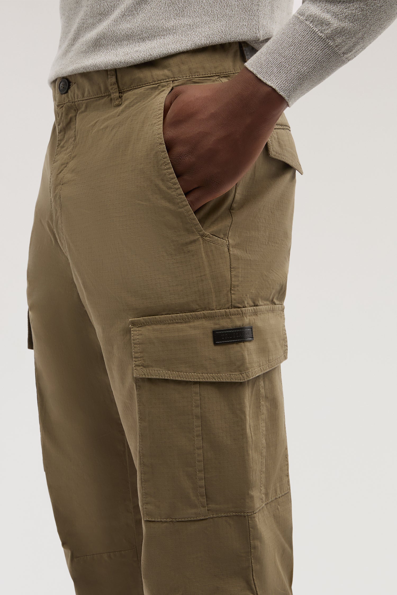 Pantaloni cargo in cotone 3|f42b0377ac0f4296abf547326727275c79091583419cecc6a35151469e66588b