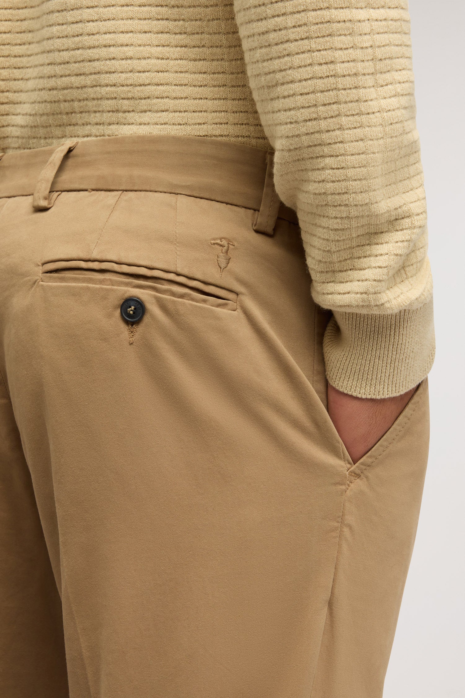 Chino 325 con pinces in raso mano calda 3|3219c72ccc7abfd534b87d121fe1fa329b770c0fd2ccba189ba6b2751158df10