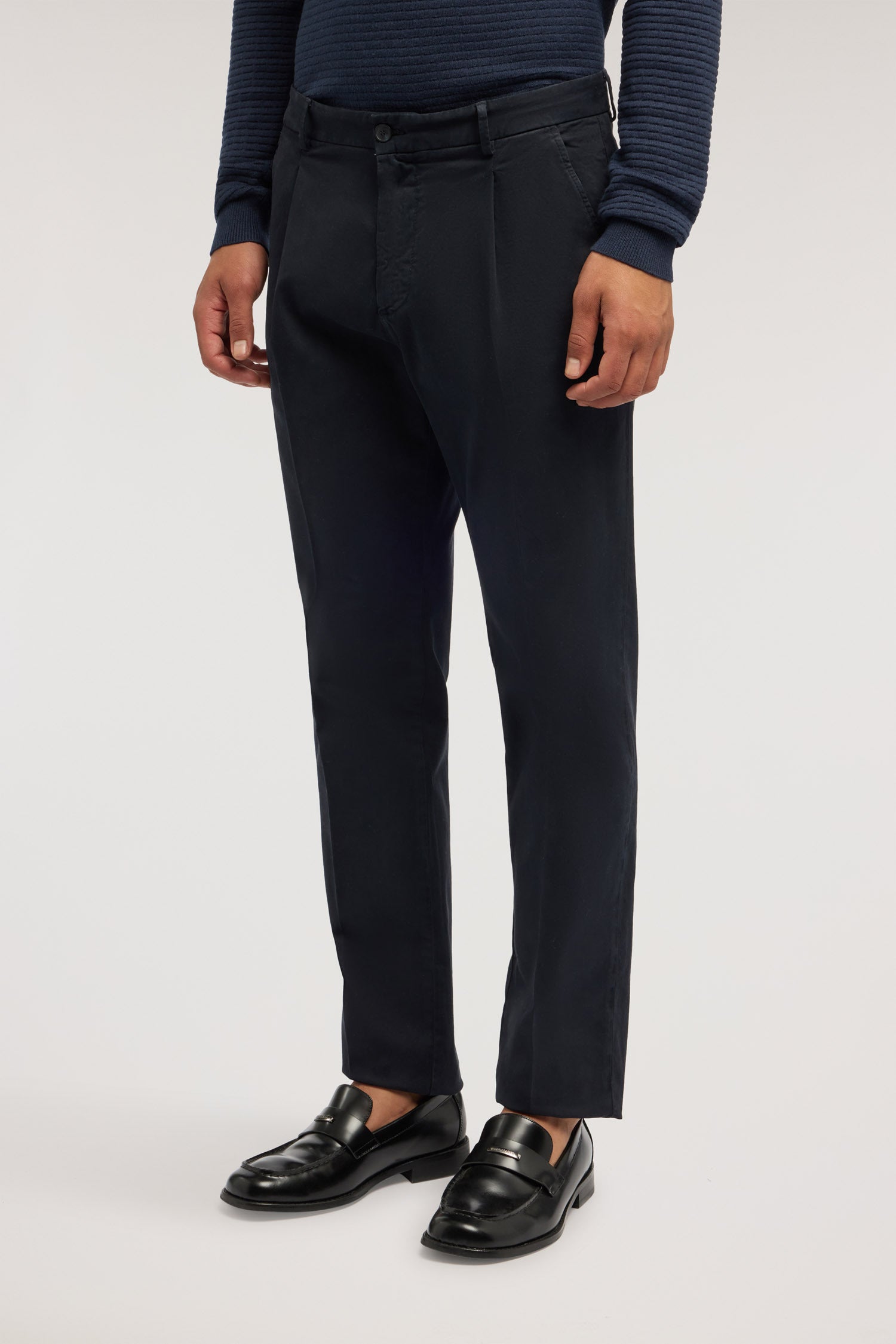 Chino 325 con pinces in raso mano calda 5|766c93dd6ffcefe0dc704b64ac68036a1231221324bf9866e4c1f5089b0efe0e