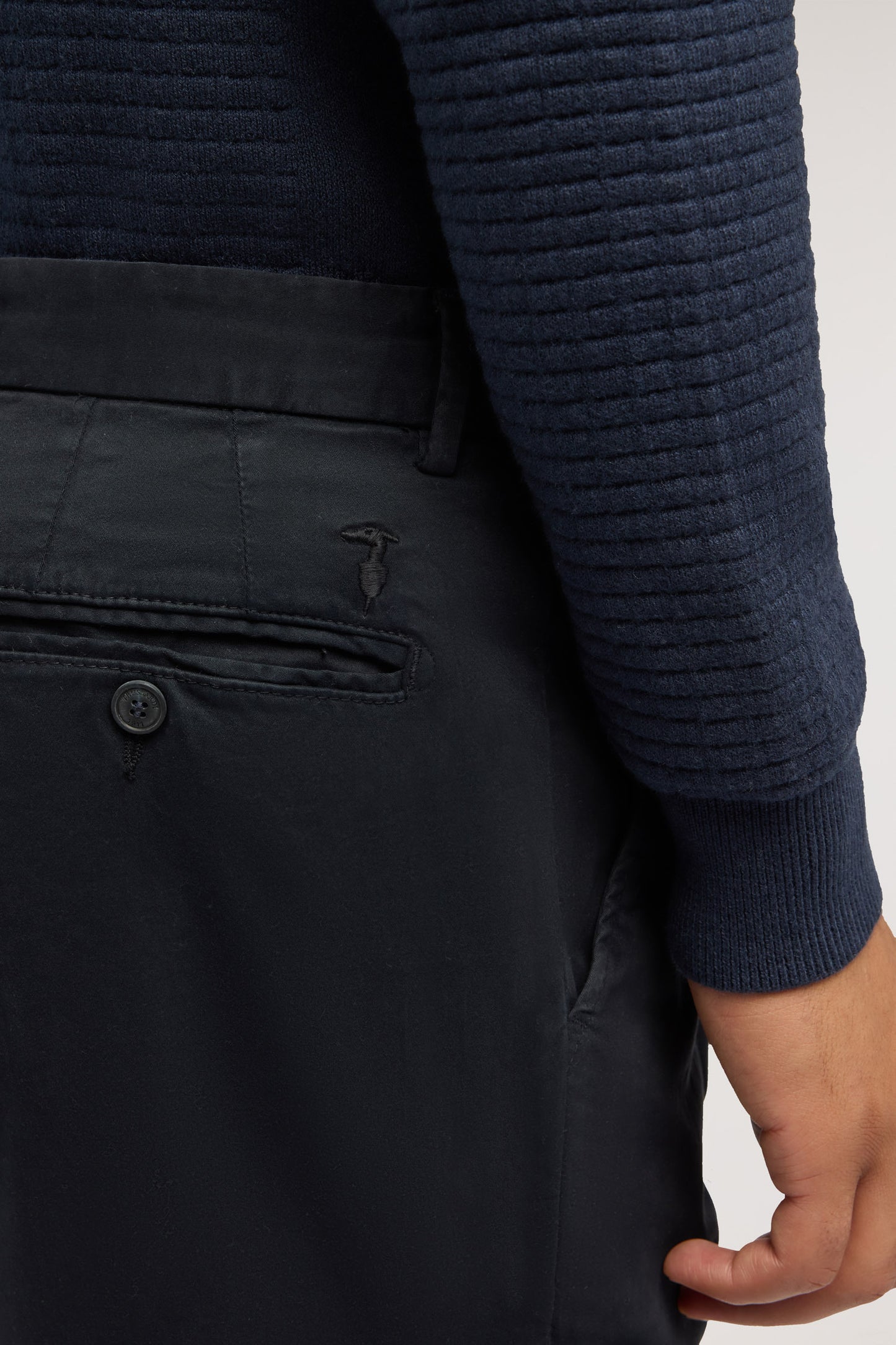 Chino 325 con pinces in raso mano calda 1|a6701554829ffb1eb30c2f3c6e9075560aa1e8dbd0b2bc93f3af341d3edf0087