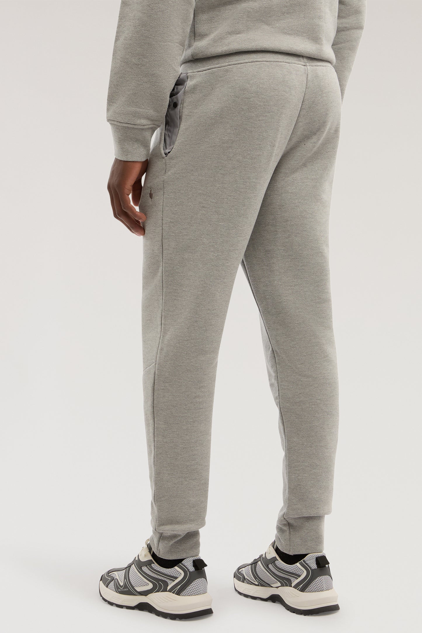 Pantaloni da jogging in jersey con ricamo 2|973dcbde26721f152b0b15a8a5de2f241c143d46bd846496700f1beac64bddbd