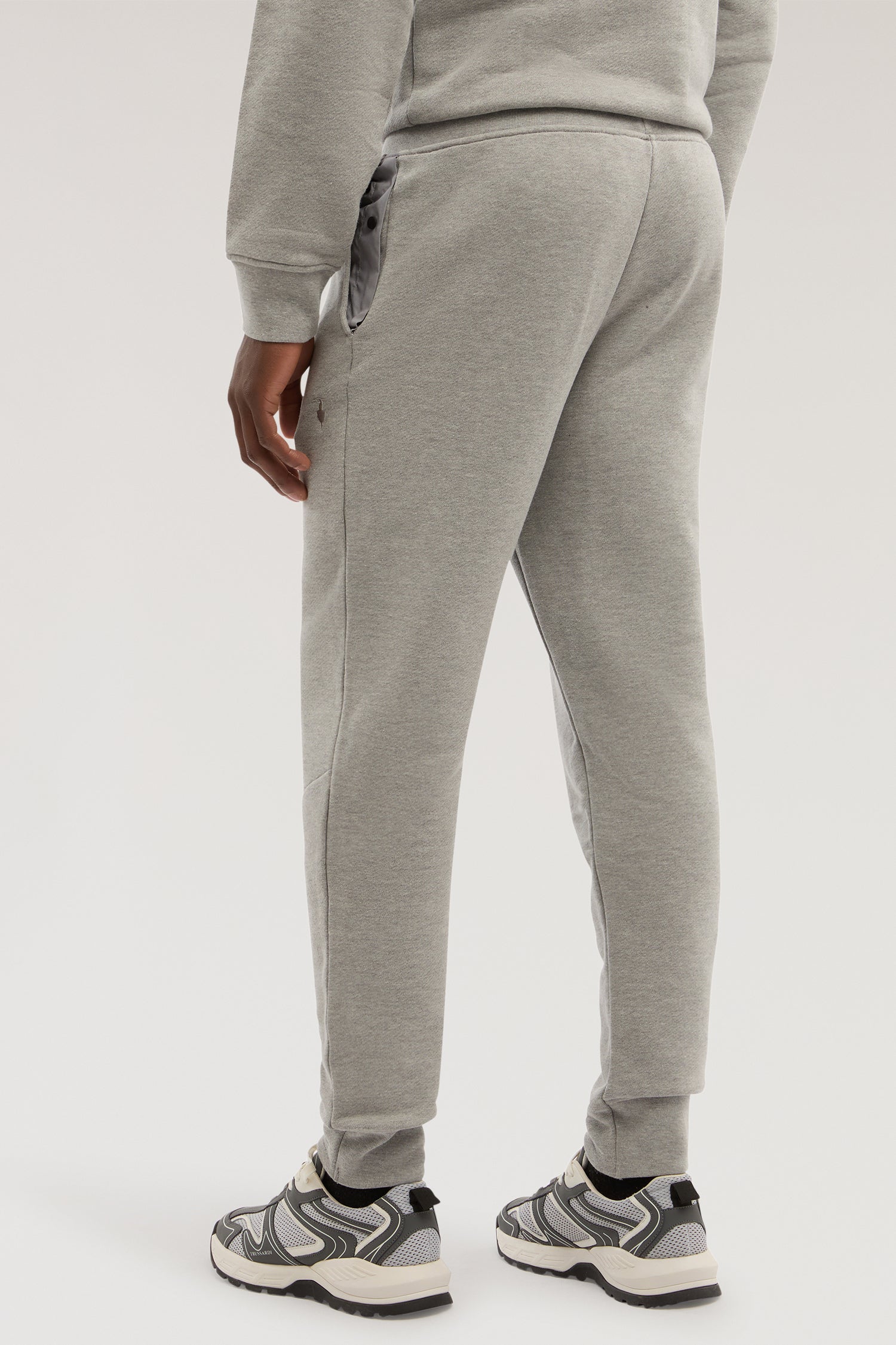 Pantaloni da jogging in jersey con ricamo 2|973dcbde26721f152b0b15a8a5de2f241c143d46bd846496700f1beac64bddbd