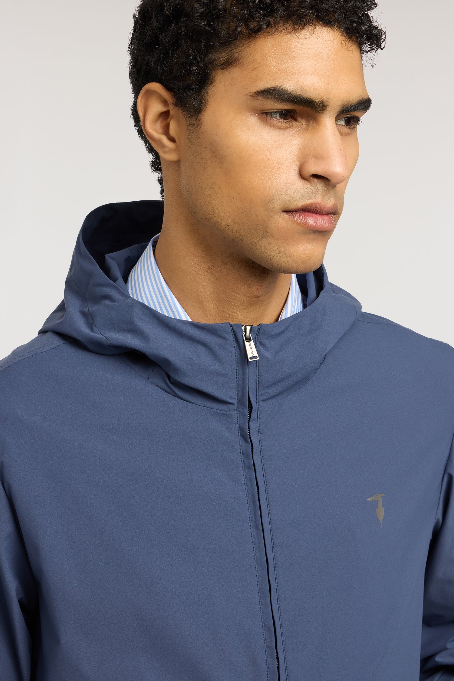 Giubbotto con cappuccio in microfibra 3|748bb63746cccedfbdef15307b1f451d5975e5c8ae494f85b69f4fa80a77a0d0