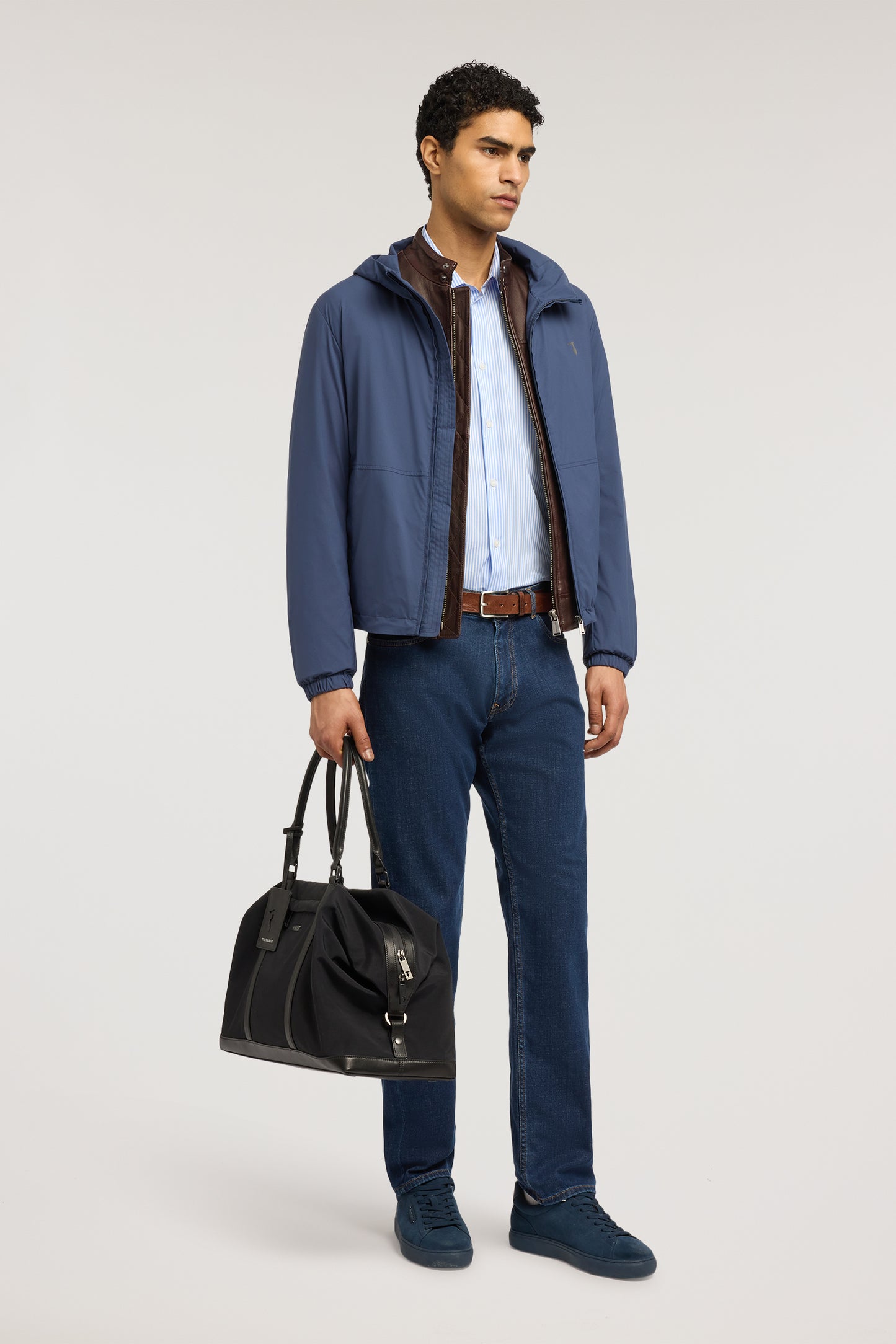 Giubbotto con cappuccio in microfibra 4|6853517f62dc33846001d984dd0cb9e650648ee0684318b88ae221feca5577ec