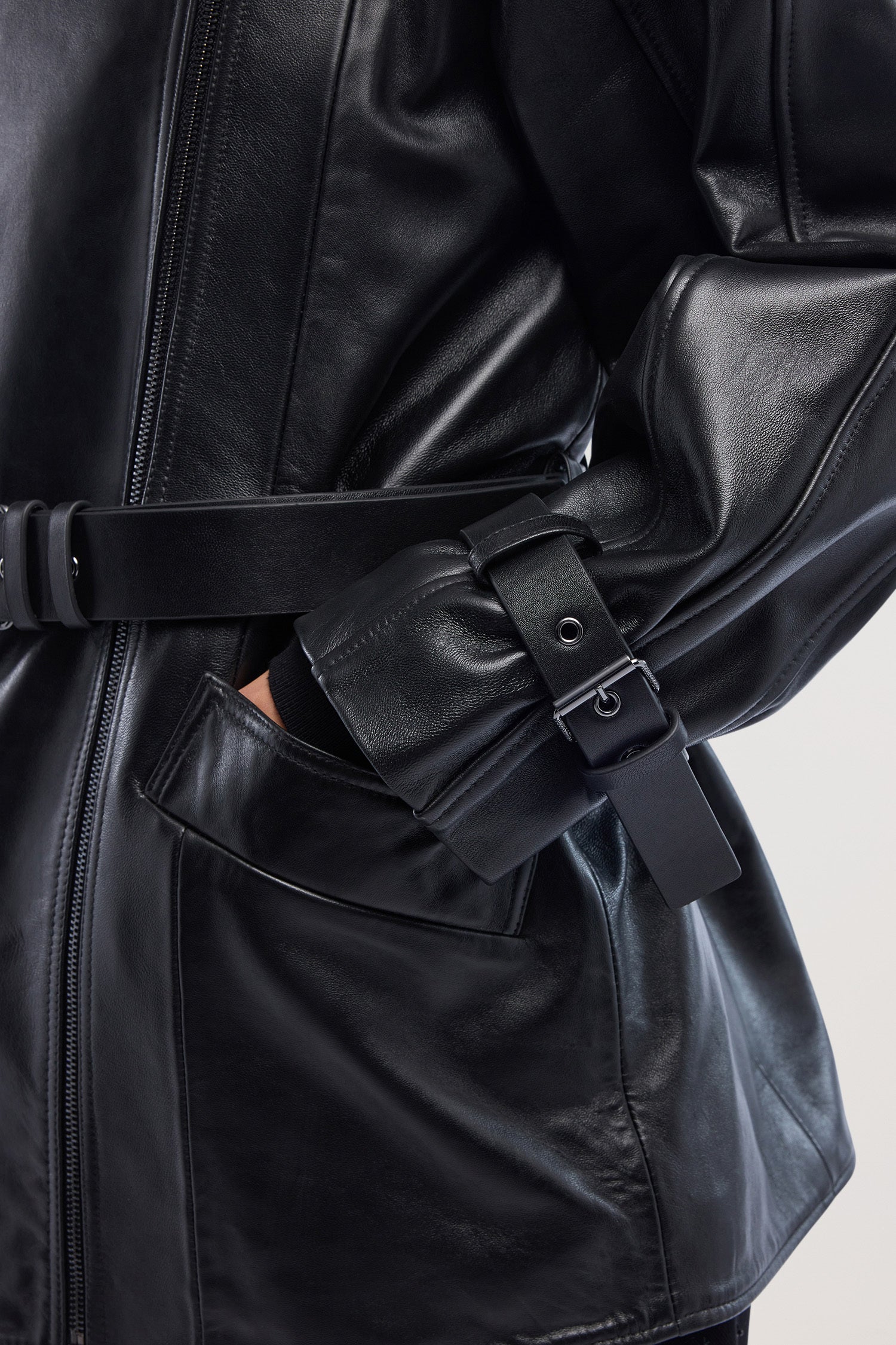 Biker in pelle con cintura 1|4634bfe1bc2ba56f4ff56235b572a5fb5cda25043bc1174ae635756cd27d95f2