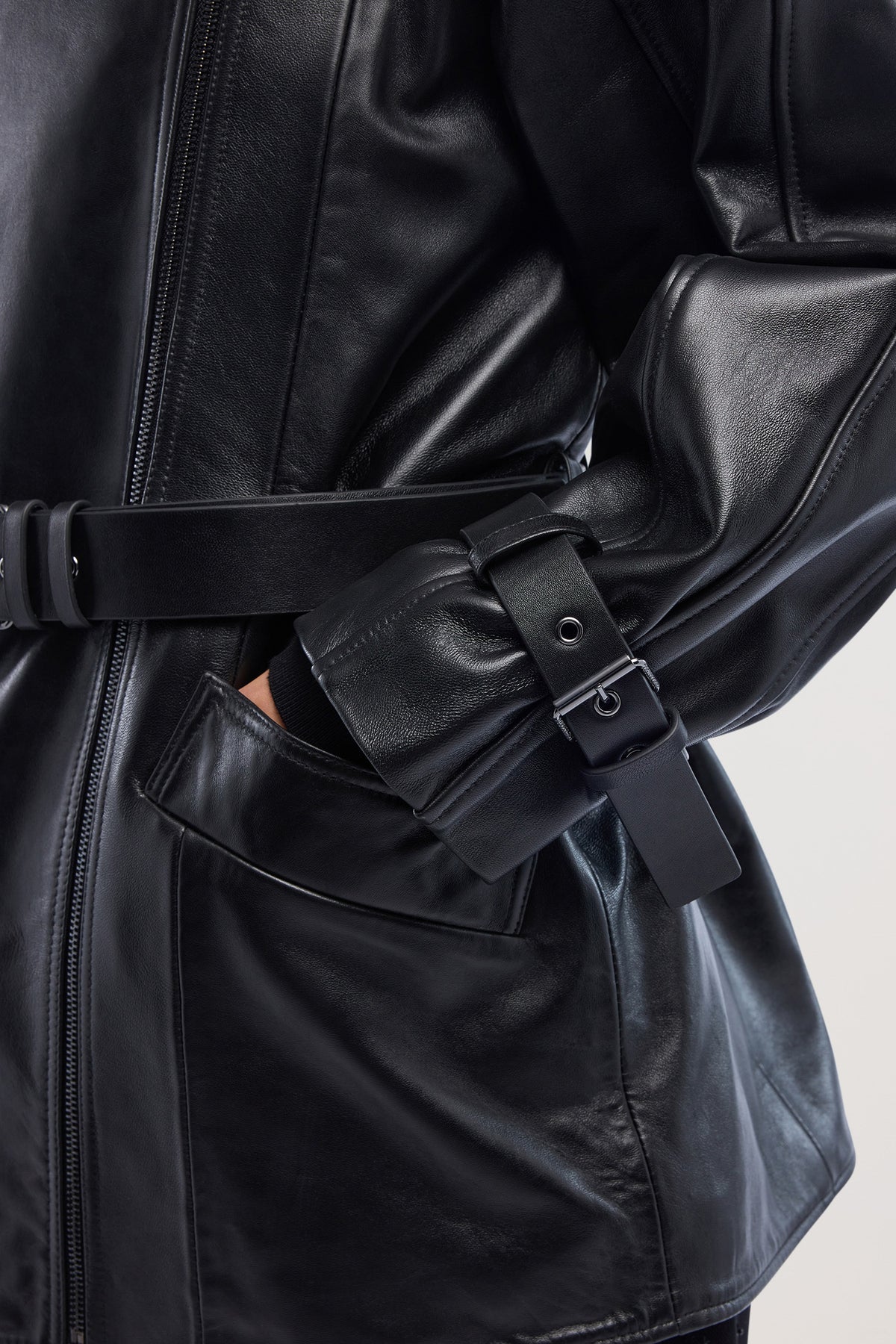 Biker in pelle con cintura 3|4634bfe1bc2ba56f4ff56235b572a5fb5cda25043bc1174ae635756cd27d95f2