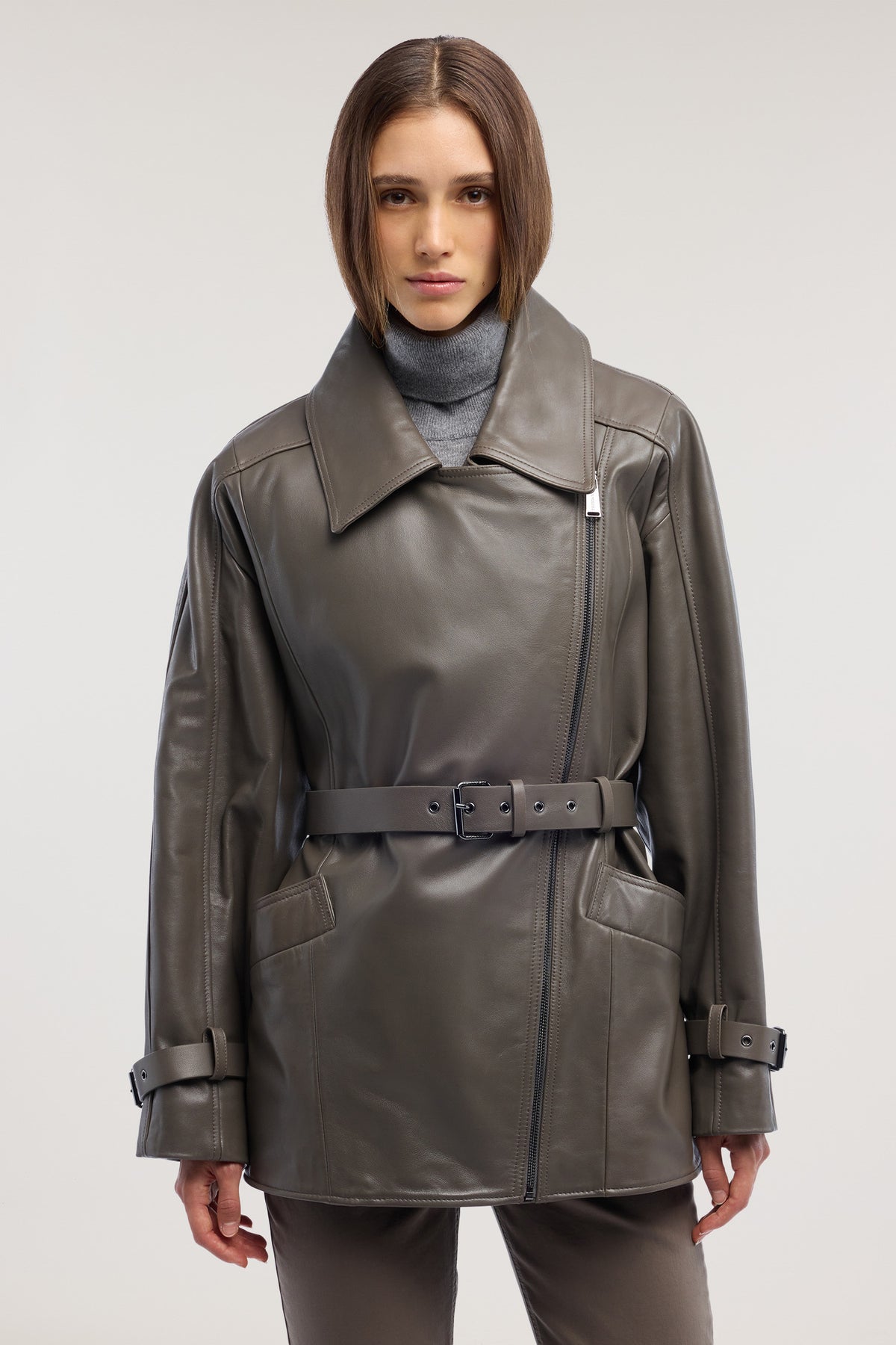 Biker in pelle con cintura 1|b10356f59dca261dbb02475adddea7282e4b68c83c3e45e34dc874d11c28083b