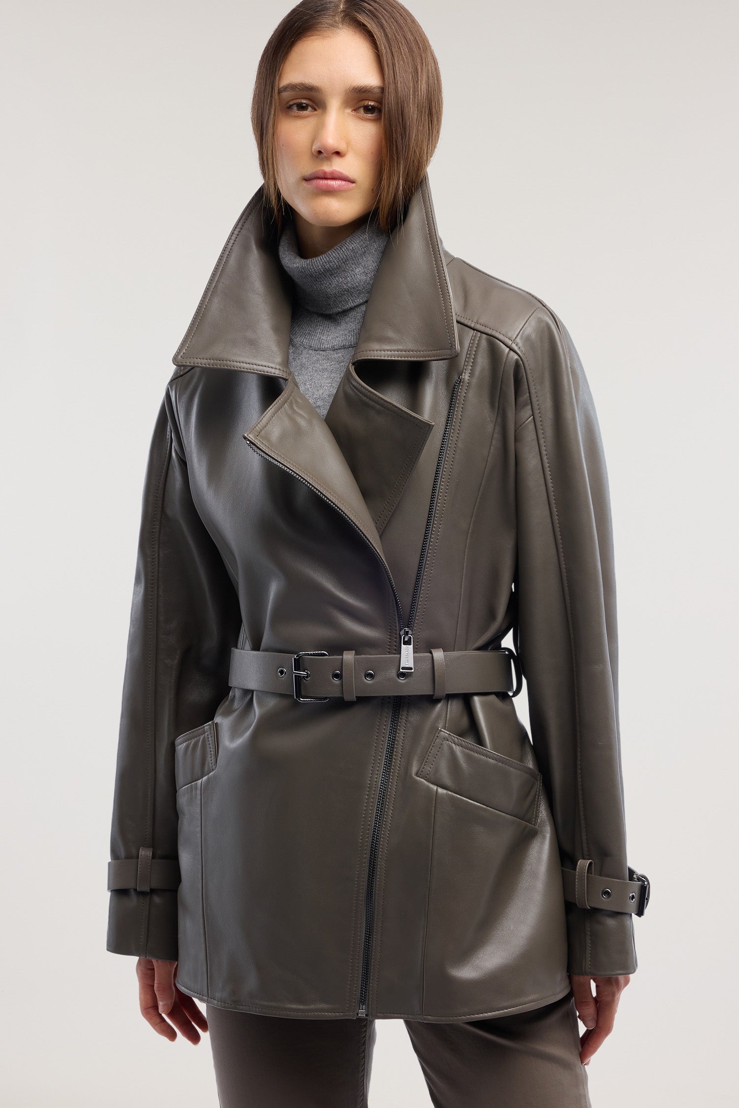 Biker in pelle con cintura 1|adf28bb59eb43f3667705c2b4b5ffe2cef38eeab72b7f9962eddd6cd6f8c6859