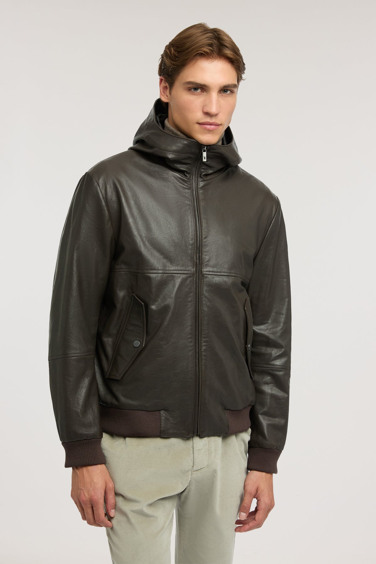 Blouson in pelle con cappuccio e patch 1|cce026b18ac17f400166a751889683d0d00f3daec9af38e934af0ede0289f070