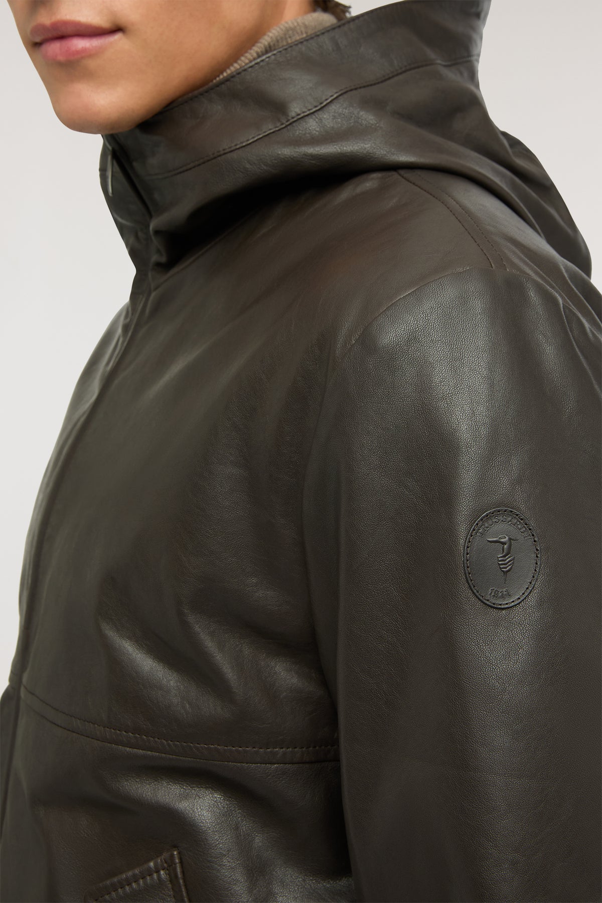 Blouson in pelle con cappuccio e patch 4|779d09fa6241a858f598fd15077ebd83bc9d9c91df383c6835624de48e07edb6