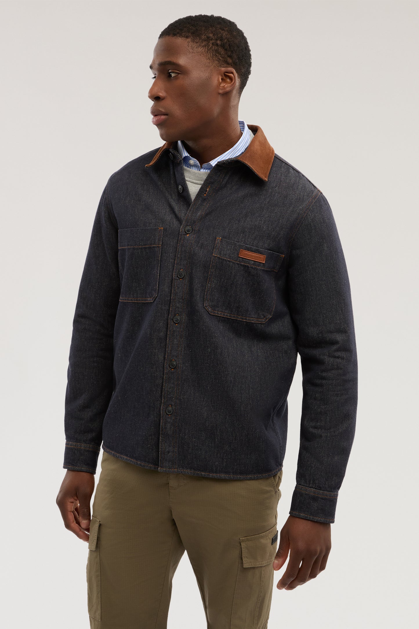 Camicia in denim con colletto in pelle 4|091d8a3e5d32e689041d092bd31827856b0797eec5de99ad754a09ebd65043c1