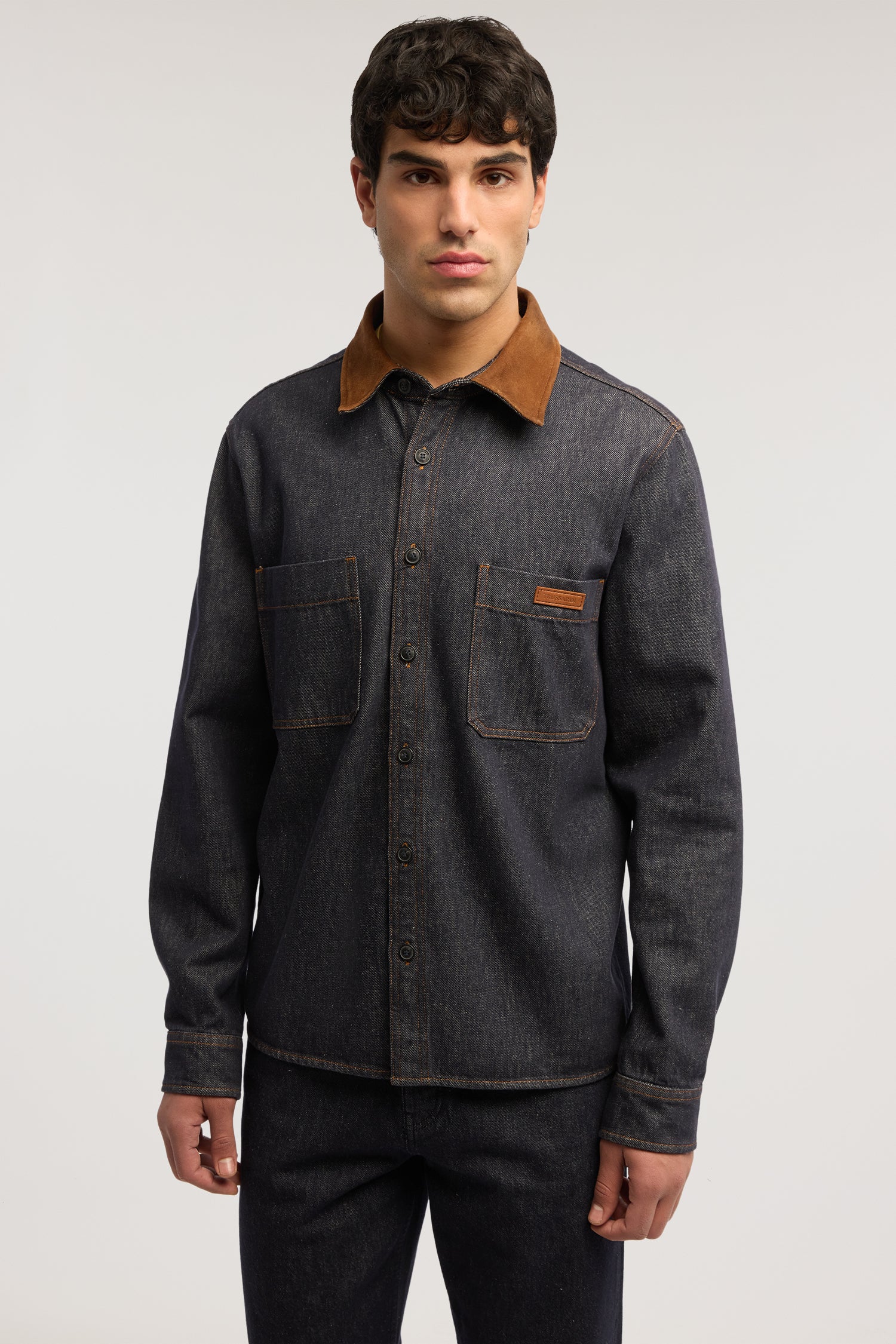 Camicia overshirt in denim con colletto in pelle 4|091d8a3e5d32e689041d092bd31827856b0797eec5de99ad754a09ebd65043c1