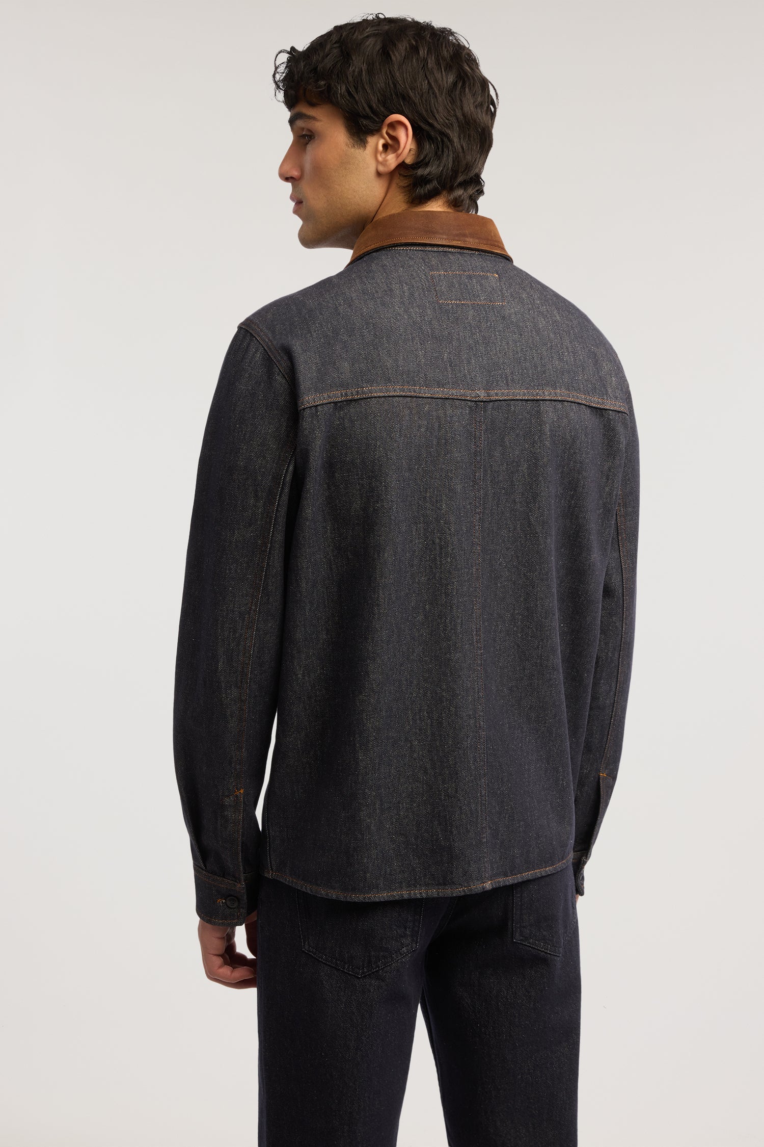 Camicia overshirt in denim con colletto in pelle 2|7eb613ac76e3aebe2637f430fad861f0b1a0dd288615fa1c175dc29f283e8d12