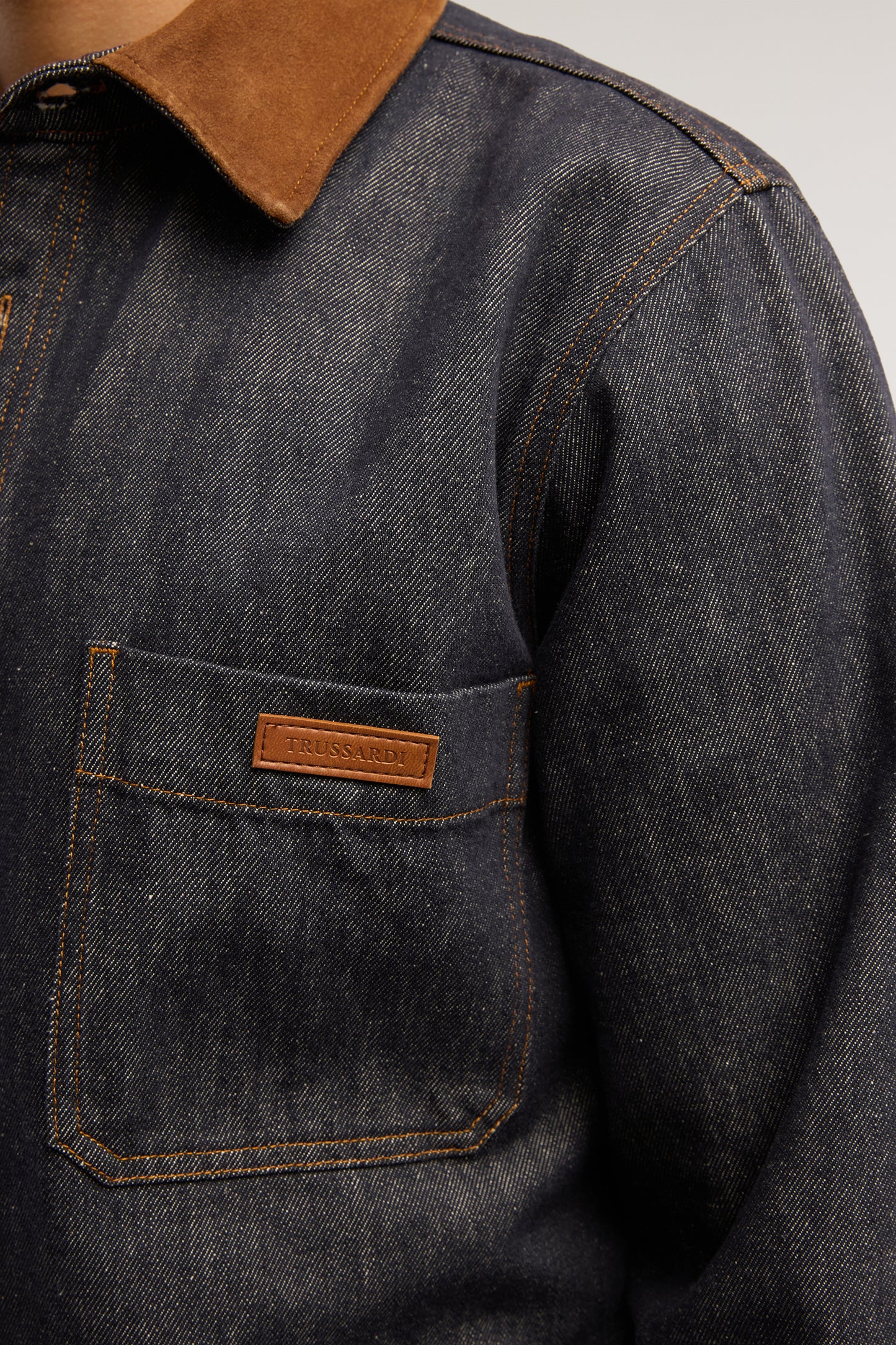 Camicia overshirt in denim con colletto in pelle 3|de4499be7d2b4161d5a8aa0330bbba4477adc2e6e54418f3e7e992f2f46ab675