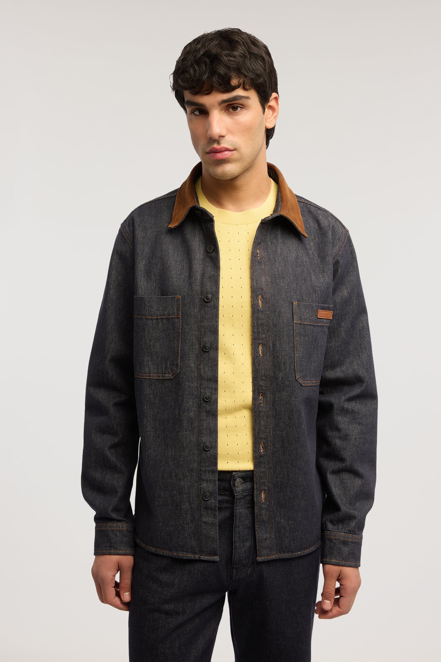 Camicia overshirt in denim con colletto in pelle 1|0f018d18fd1a893e354da3bc60d0827796a6c2b2e4f57af98f7d2bbb3508eb74