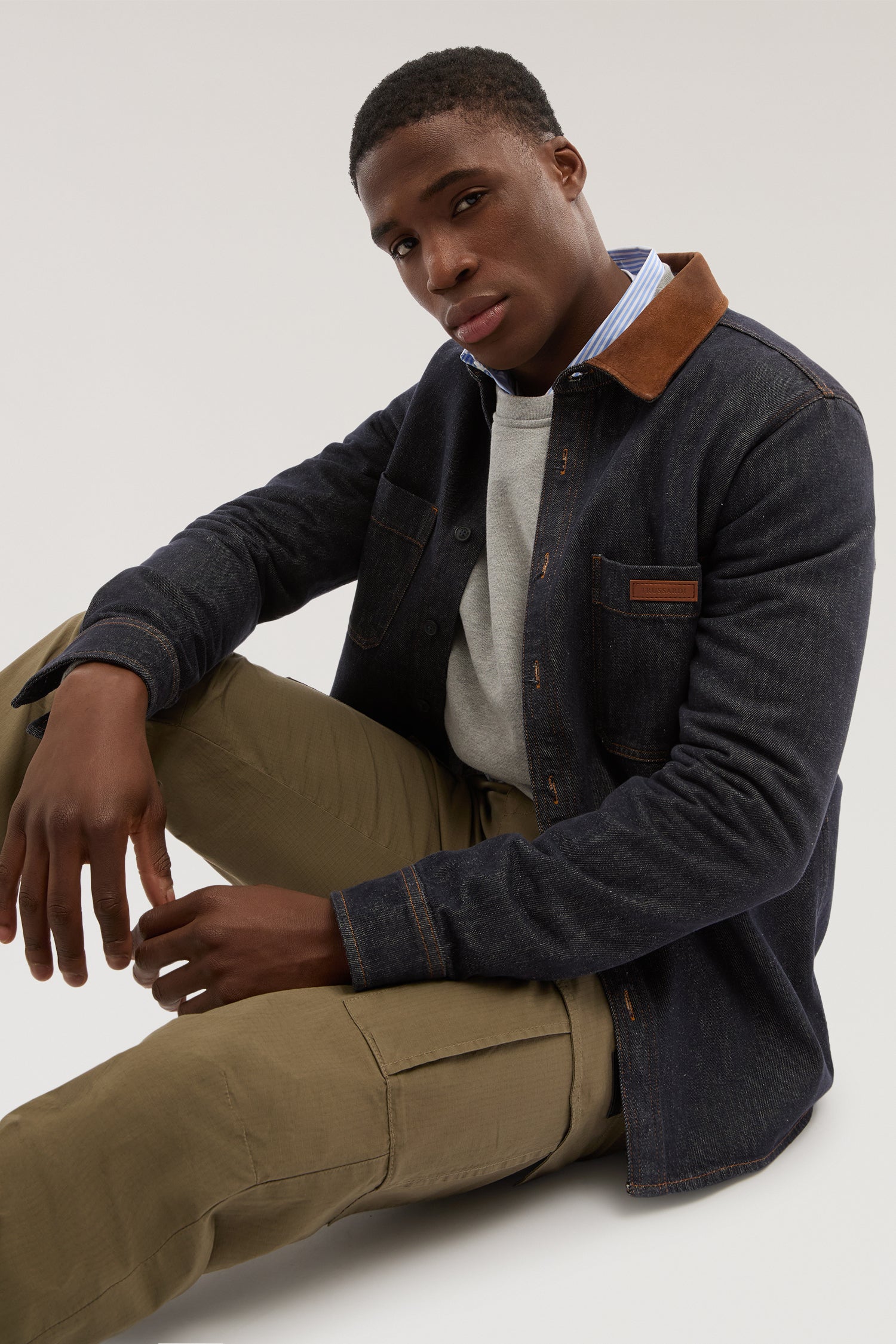 Camicia in denim con colletto in pelle 3|0f018d18fd1a893e354da3bc60d0827796a6c2b2e4f57af98f7d2bbb3508eb74