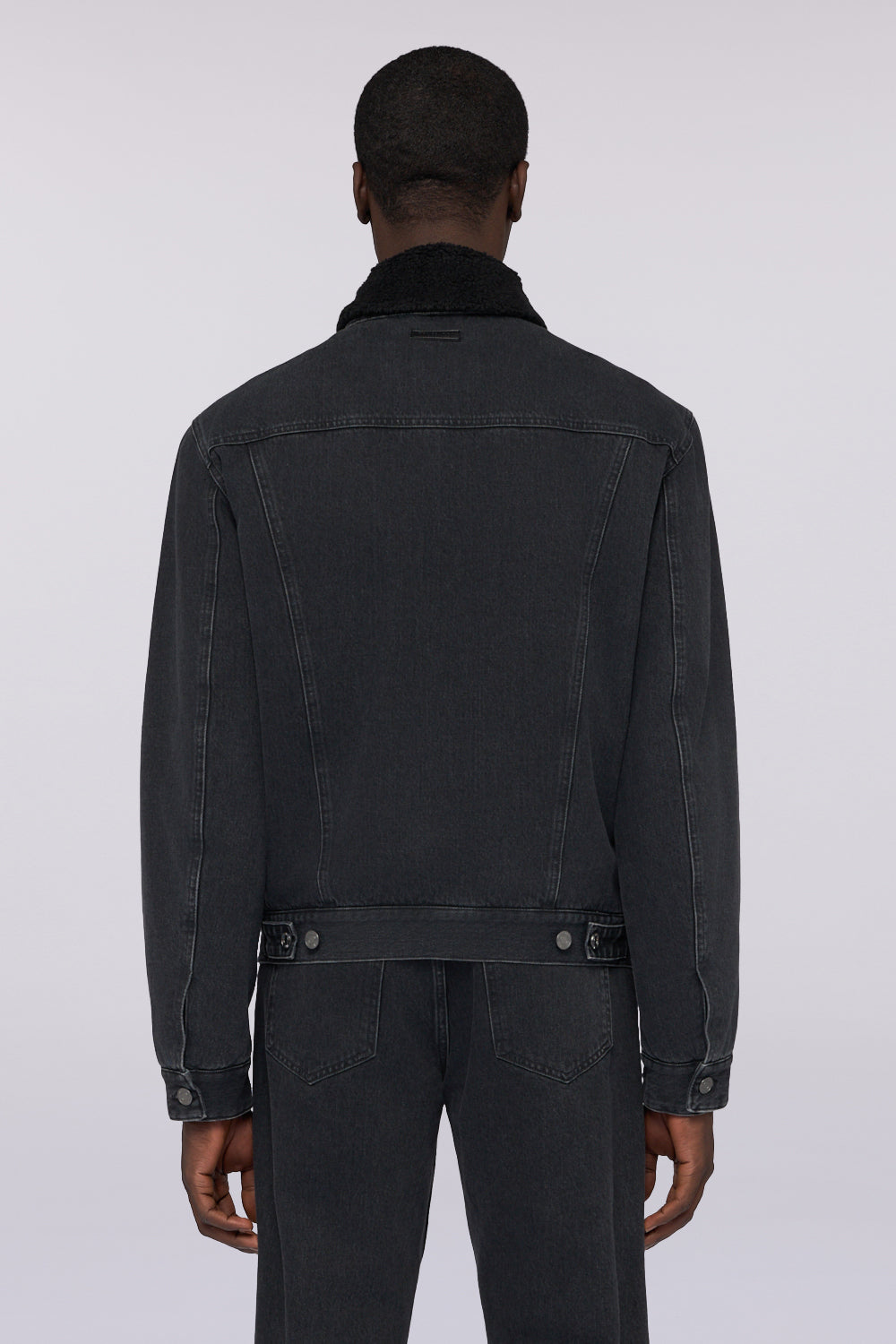 Giacca in denim imbottita con colletto sherpa 2|221ea0928d9a919b68990e6459d3208b5e6d0ba6c881b2757a9053bf1169d009