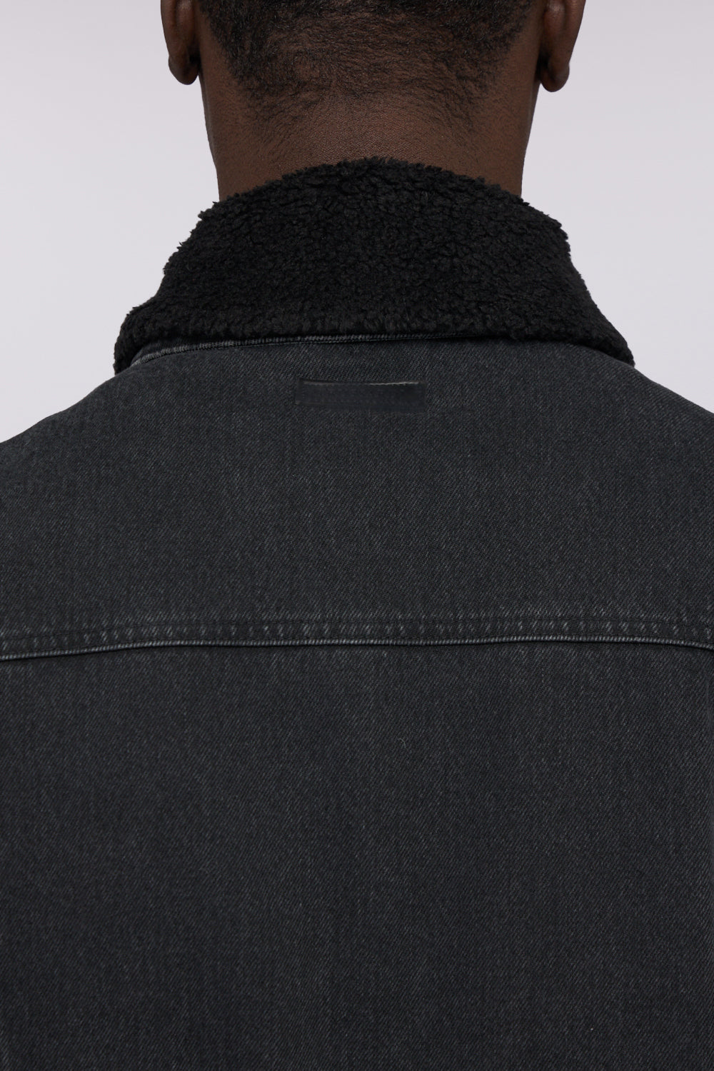 Giacca in denim imbottita con colletto sherpa 3|b75db8d7d96b654943c1991e7d7d29571c30714163daf030cb40e52ab9d35793