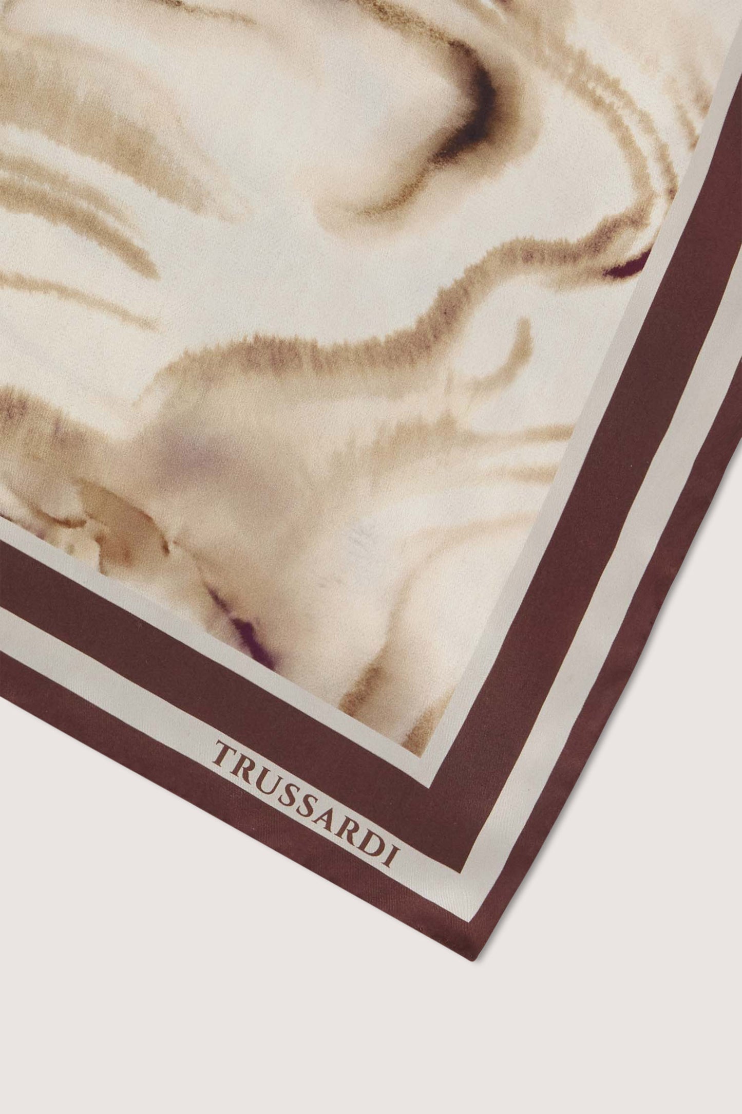 Foulard con stampa in seta 3|2de3ec54730a95532bdc30c99ef04135aefb75254c2b4e6499400646f5aa211d