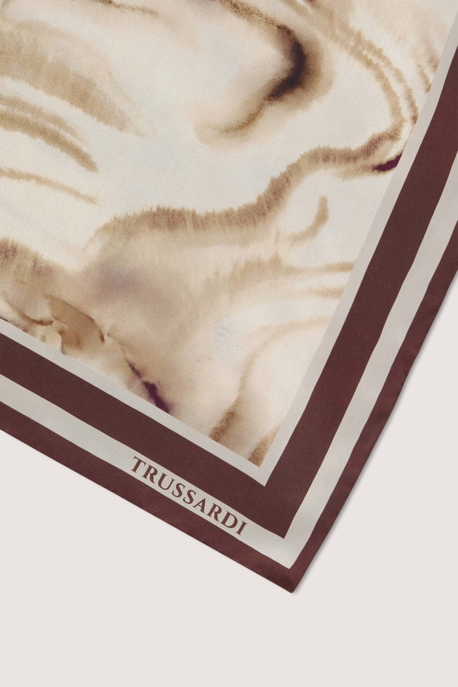 Foulard con stampa in seta 3|2de3ec54730a95532bdc30c99ef04135aefb75254c2b4e6499400646f5aa211d