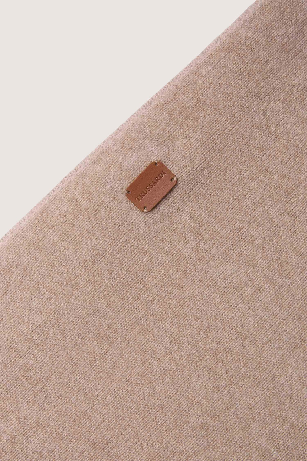 Poncho triangolare in cashmere made in Italy 2|4705961d9dfffa32f5216d4171a740f7e11ae56aab8195dd994fd4eaad4cd772