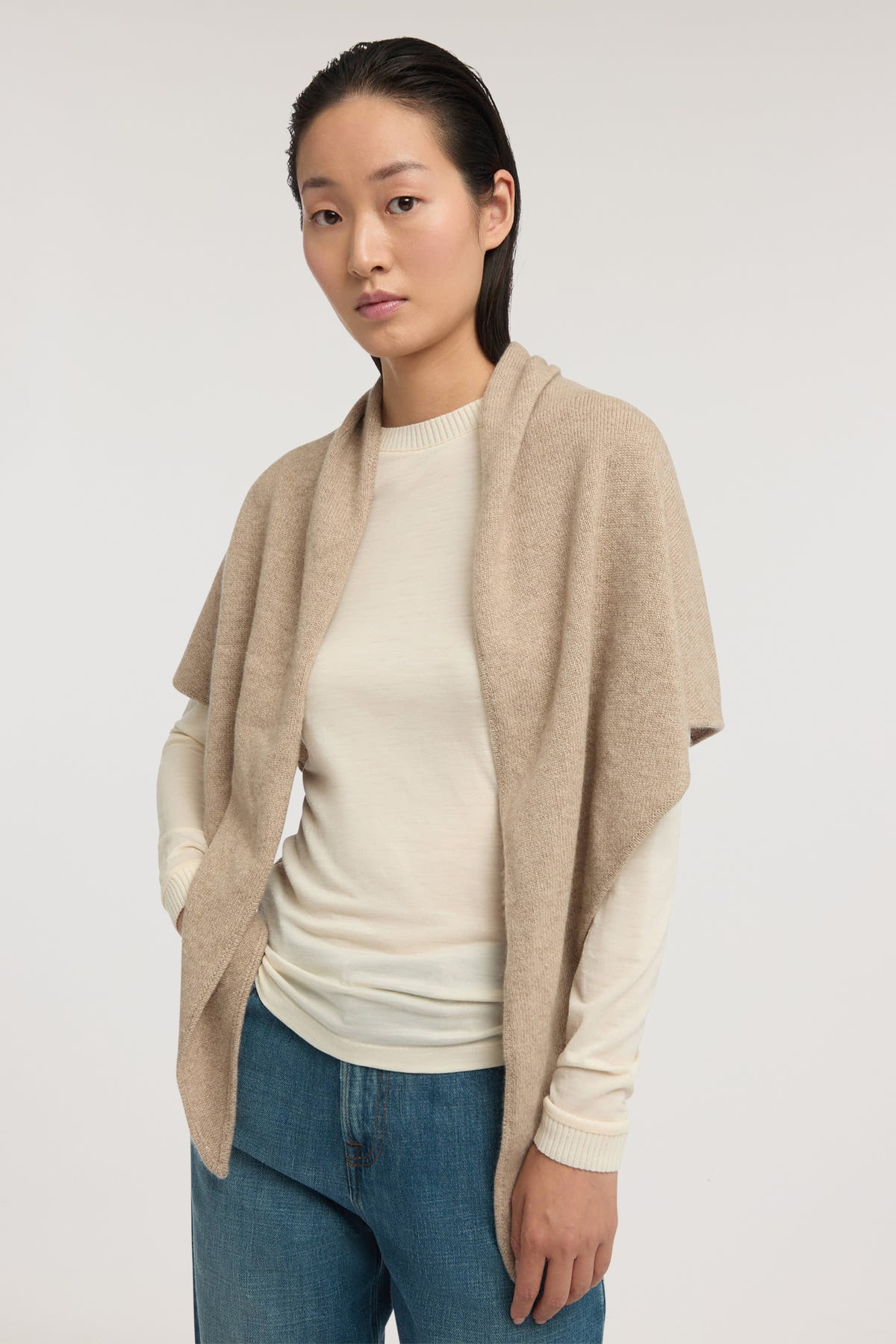 Poncho triangolare in cashmere made in Italy 1|8428e81226e196903066d38819a141055d2488f2376f8253f4a07f0aa6bd95cb
