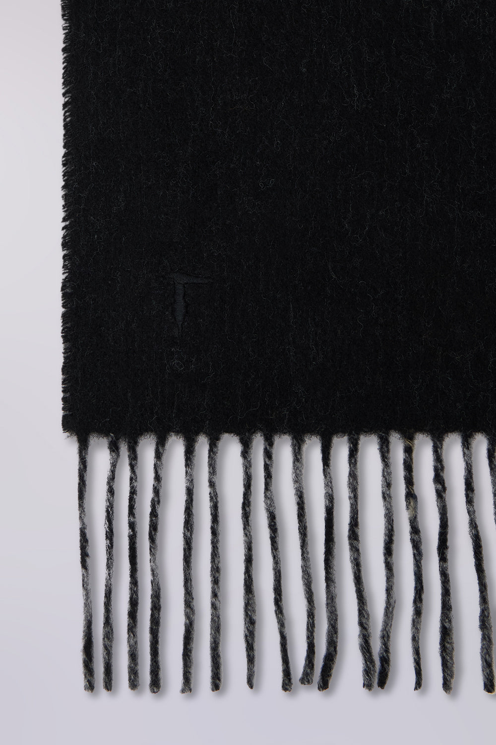 Sciarpa in pura lana con frange 2|dd751c1b7c519f688889209abe61e1452579444f24db96a9650706de82b58ead