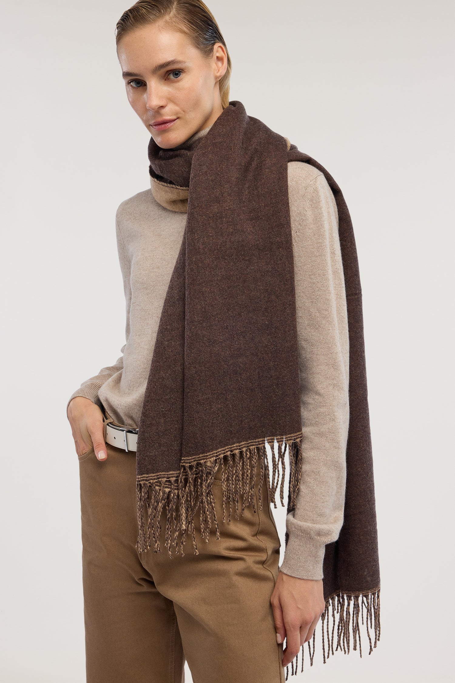 Stola con frange in misto lana 4|7b9c630003bf9a51c90f29429841de797300069a3064532a8e0f946bd2d1b18f