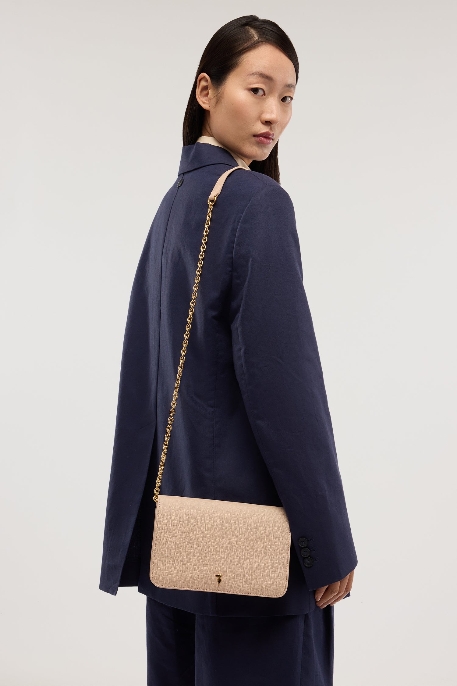 Borsa a tracolla Cameo con patta in pelle 2|6f1a12b75b565310328fa29d67380a2deb3c6c4a7f65439ebad15781542ac8f5